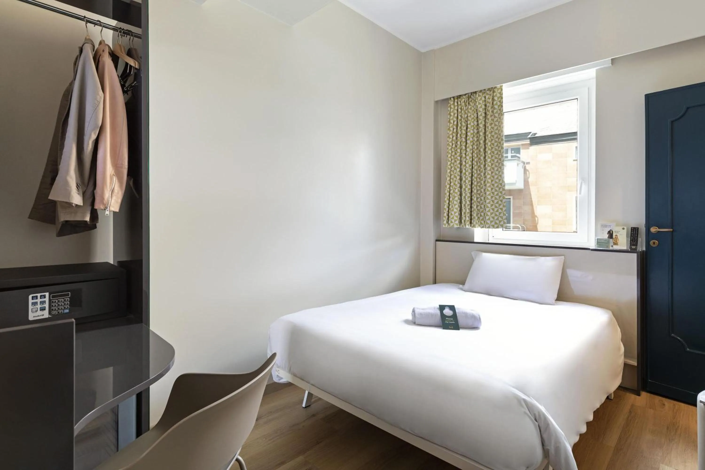 Photo of the whole room, Bed in B&B Hotel Como City Center