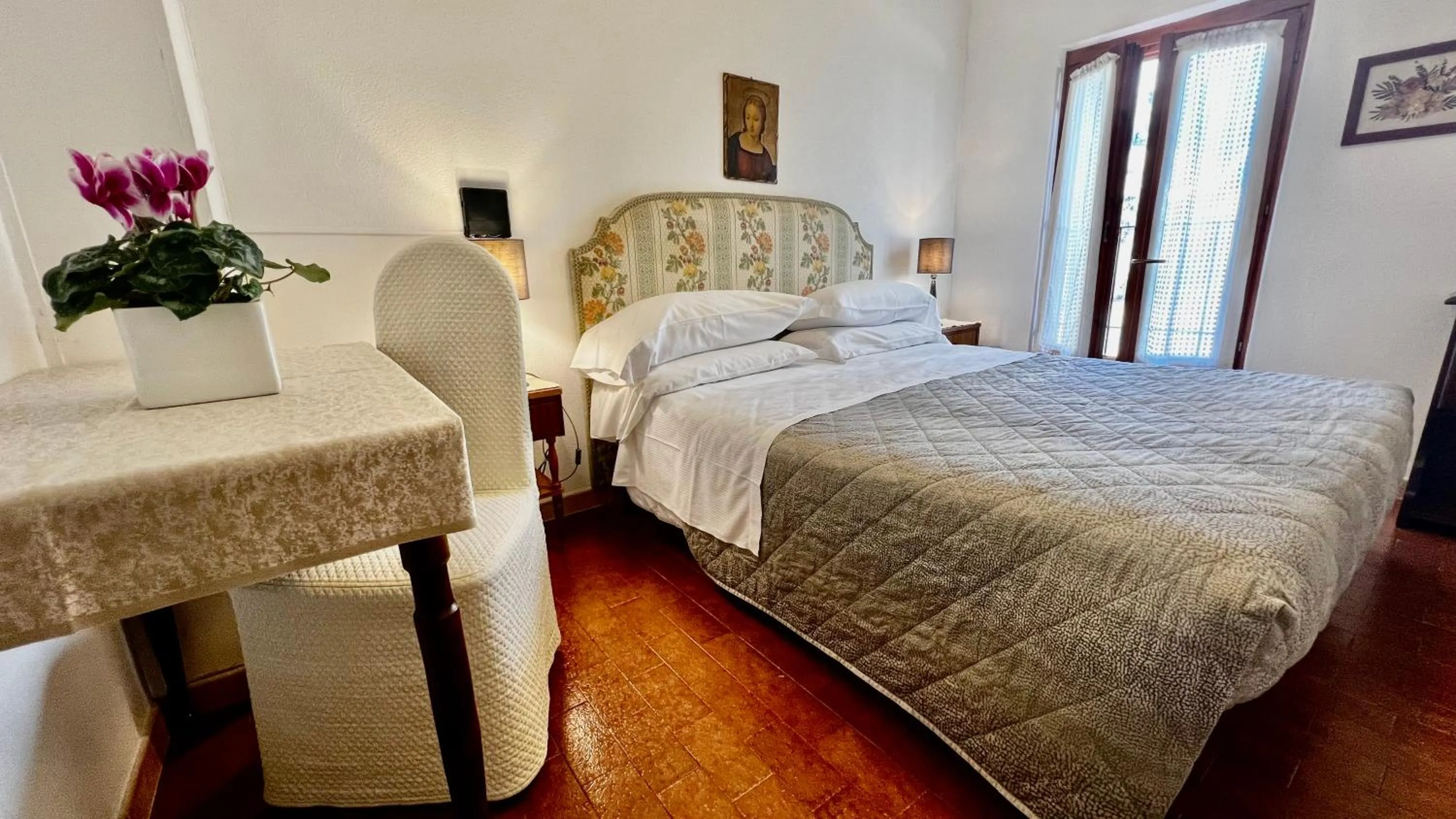 Bedroom, Bed in Aurora