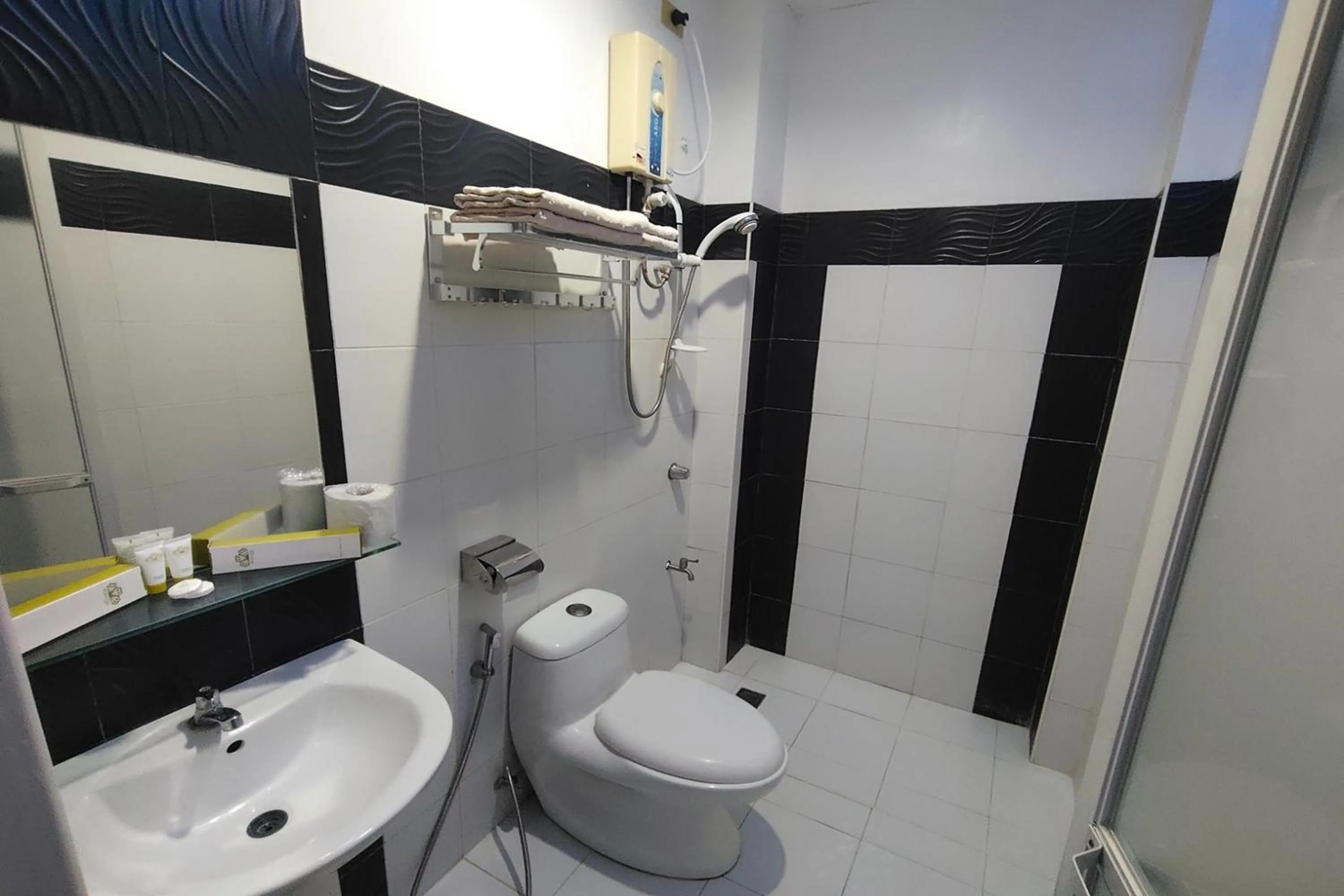 Shower in Bergamo Hotel Lingayen