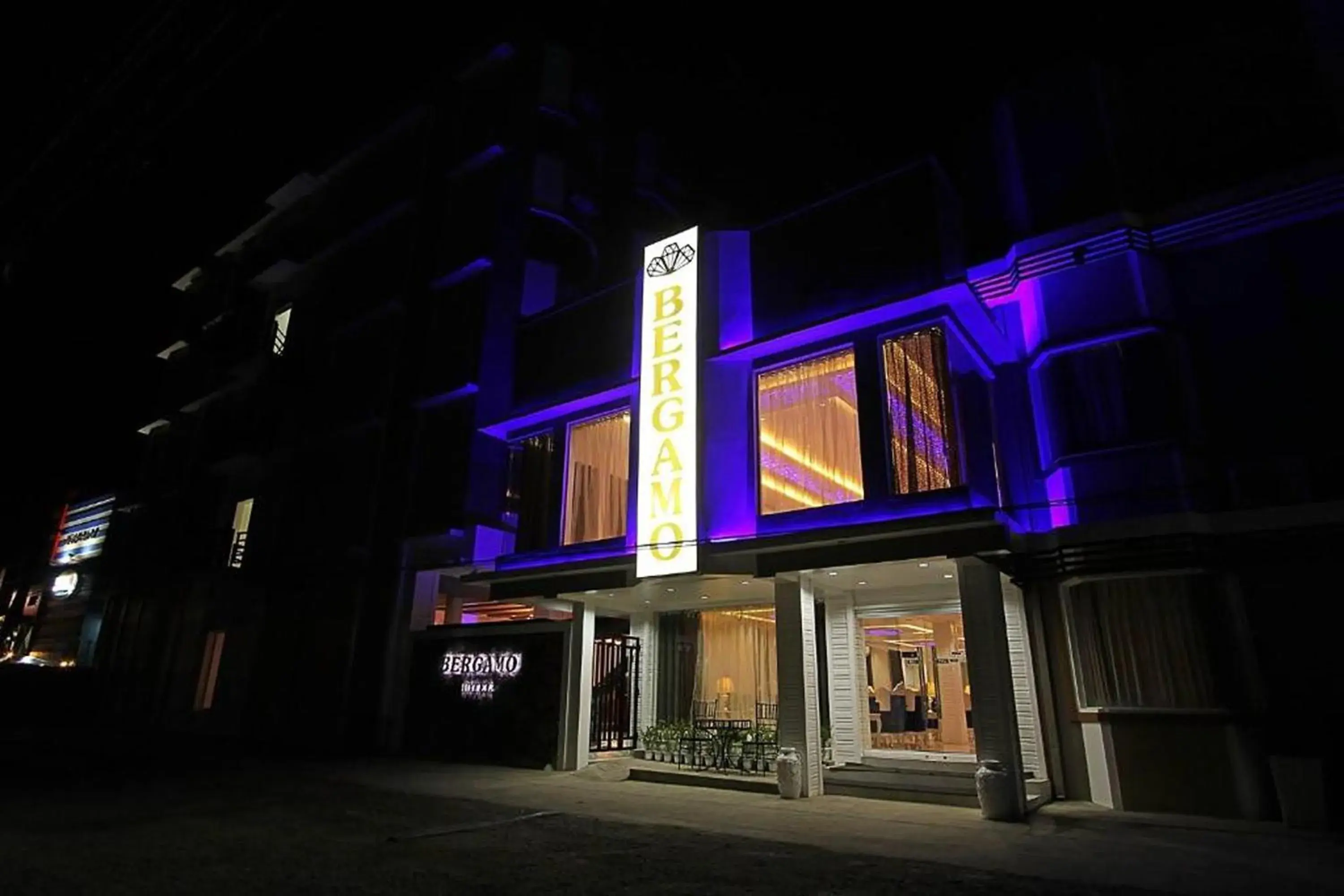Property building in Bergamo Hotel Lingayen Property building in Bergamo Hotel Lingayen