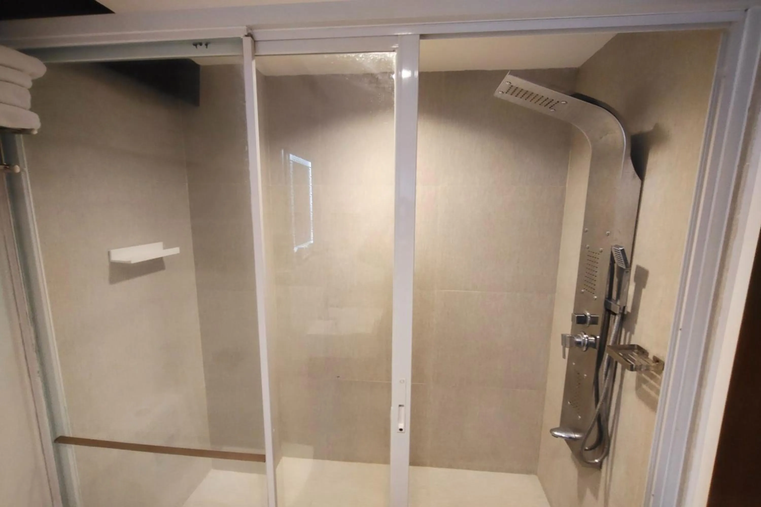 Shower in Bergamo Hotel Lingayen