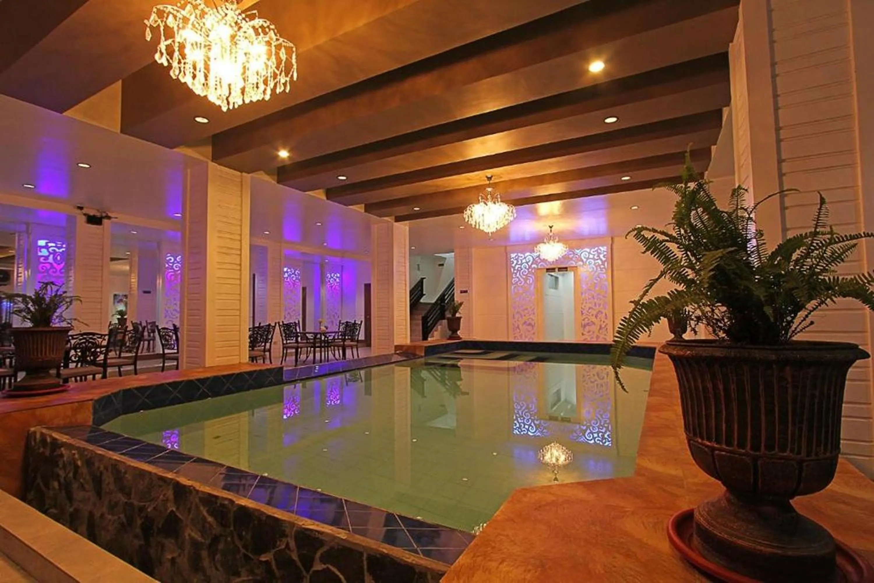Swimming pool in Bergamo Hotel Lingayen
