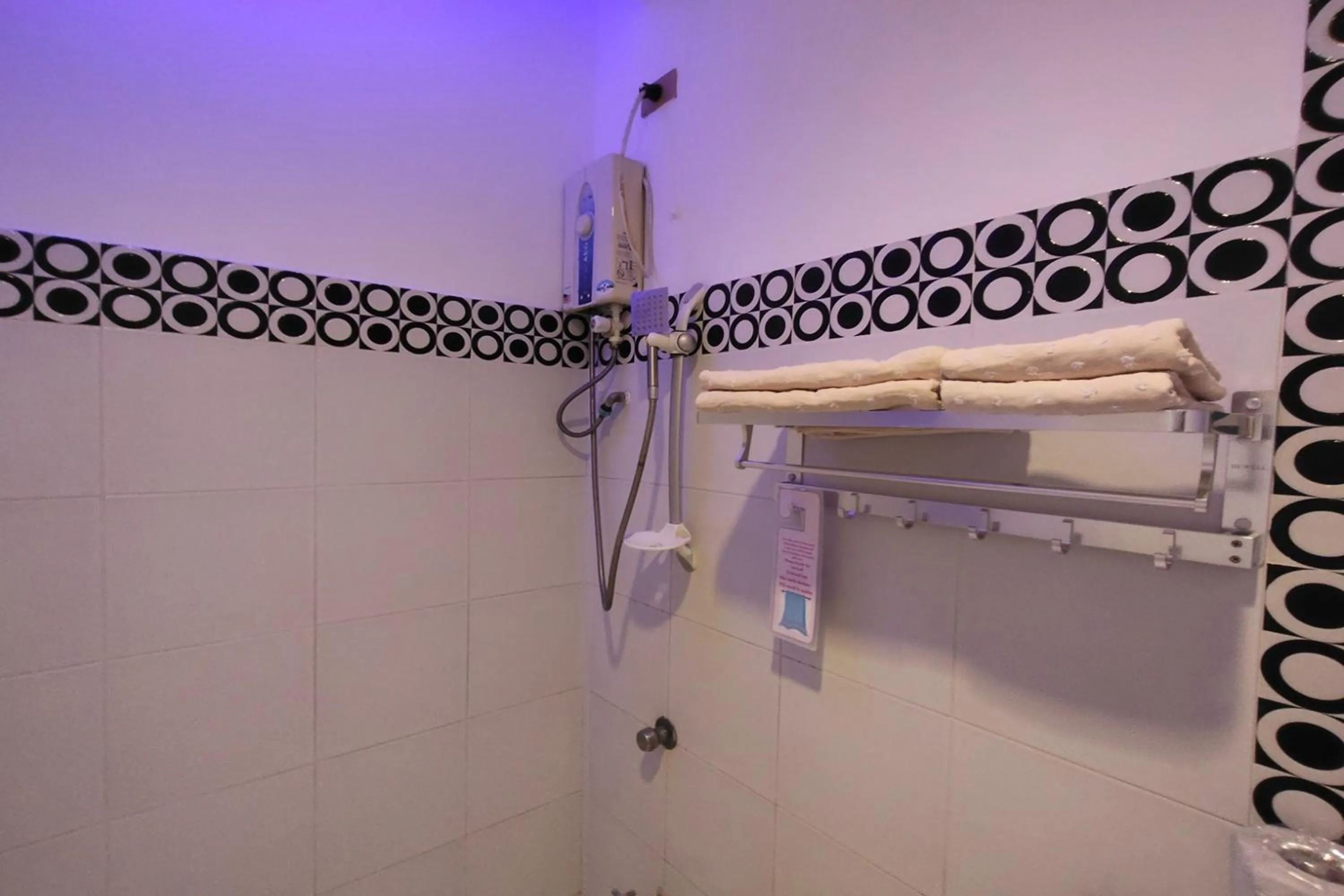 Shower in Bergamo Hotel Lingayen