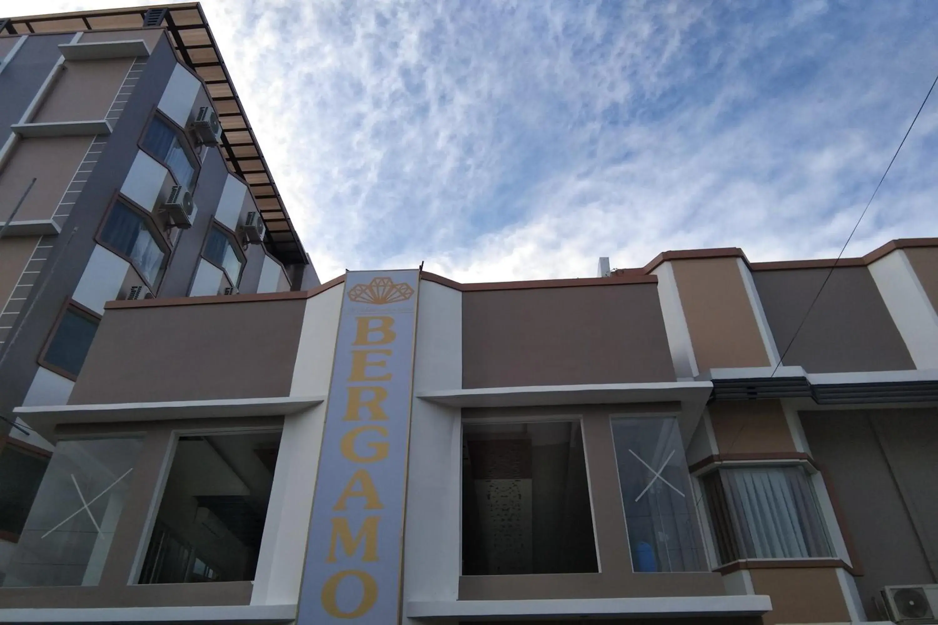 Property building in Bergamo Hotel Lingayen Property building in Bergamo Hotel Lingayen