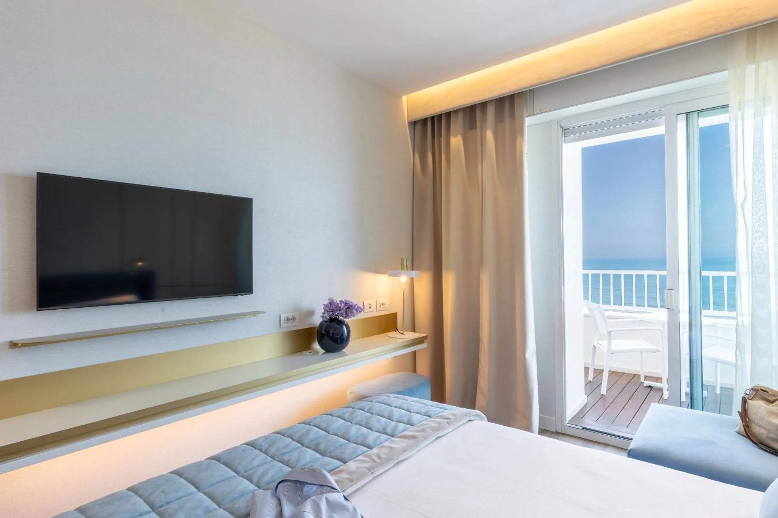 View (from property/room), Bed in Hotel Tiffany's