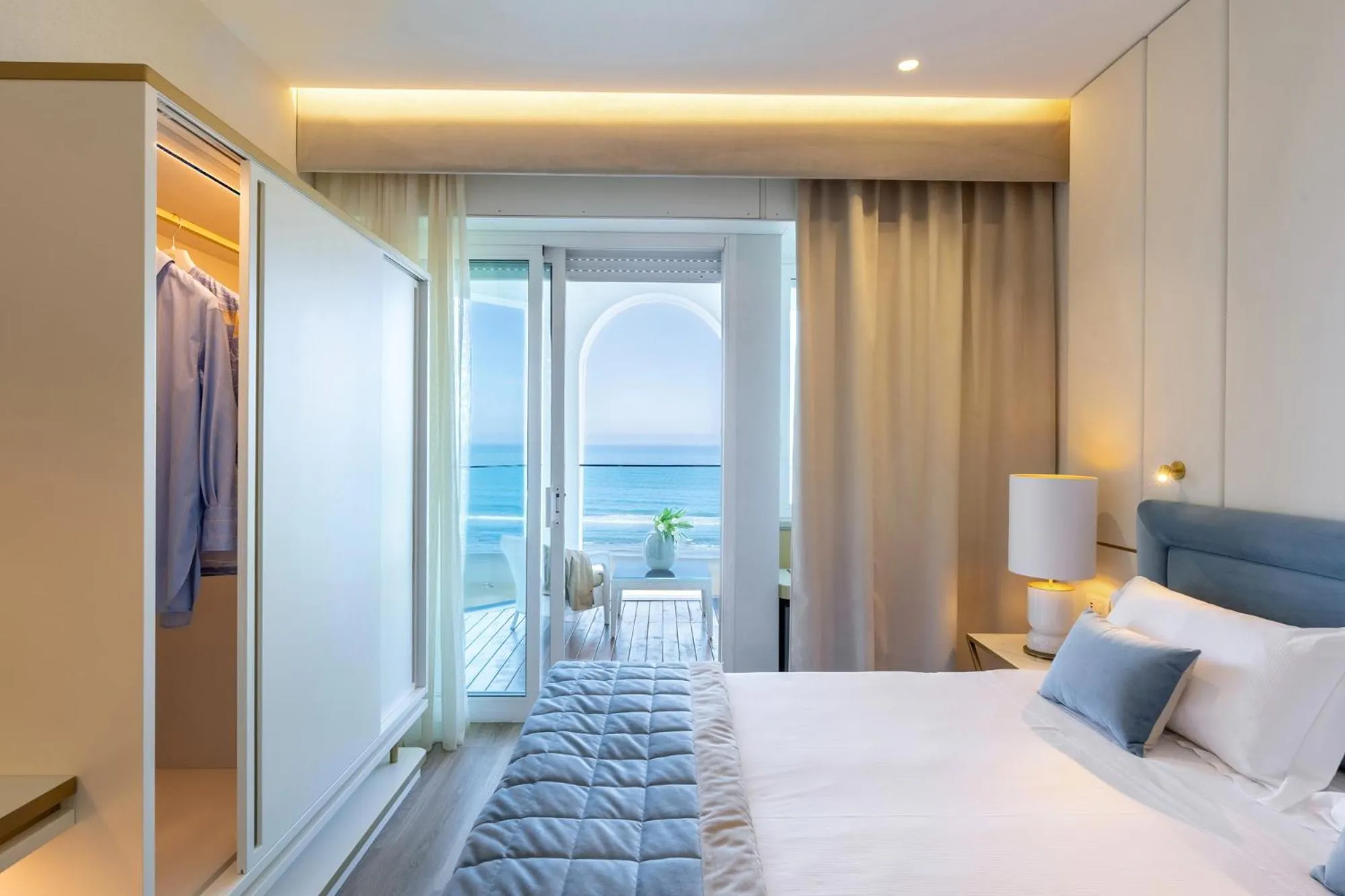 View (from property/room), Bed in Hotel Tiffany's