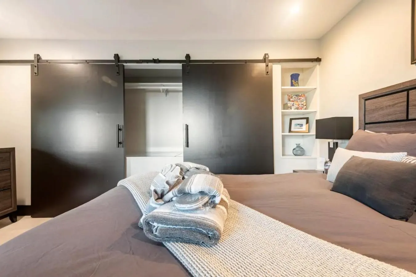 Bed in Contemporary Ocean Sunset Views with Firepit Pt Loma close to PLNU