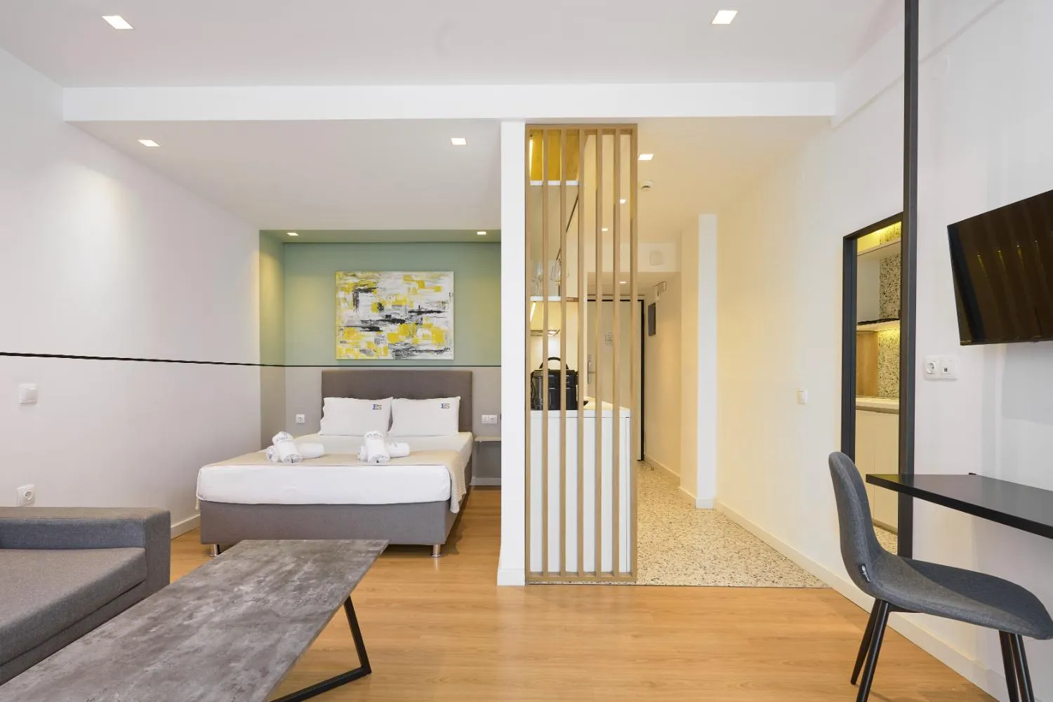 Photo of the whole room, Bed in Elephant Suites