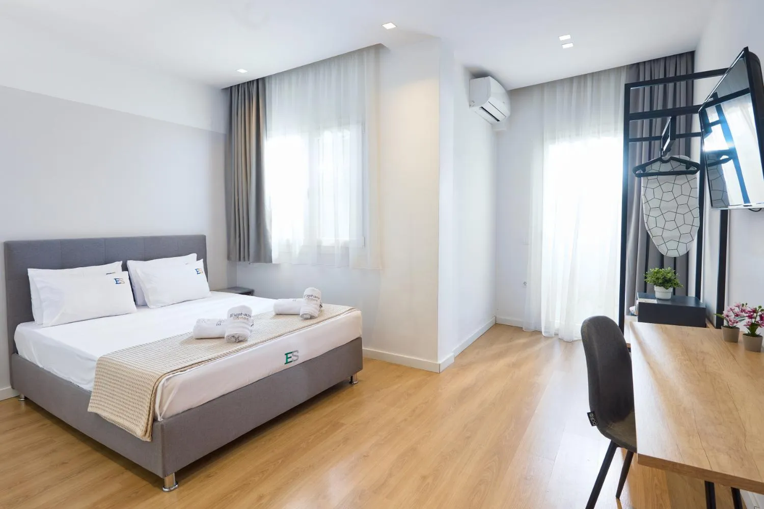 Photo of the whole room, Bed in Elephant Suites