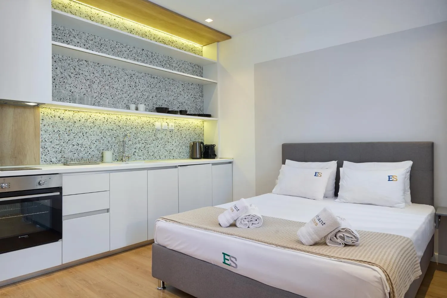 Photo of the whole room, Bed in Elephant Suites