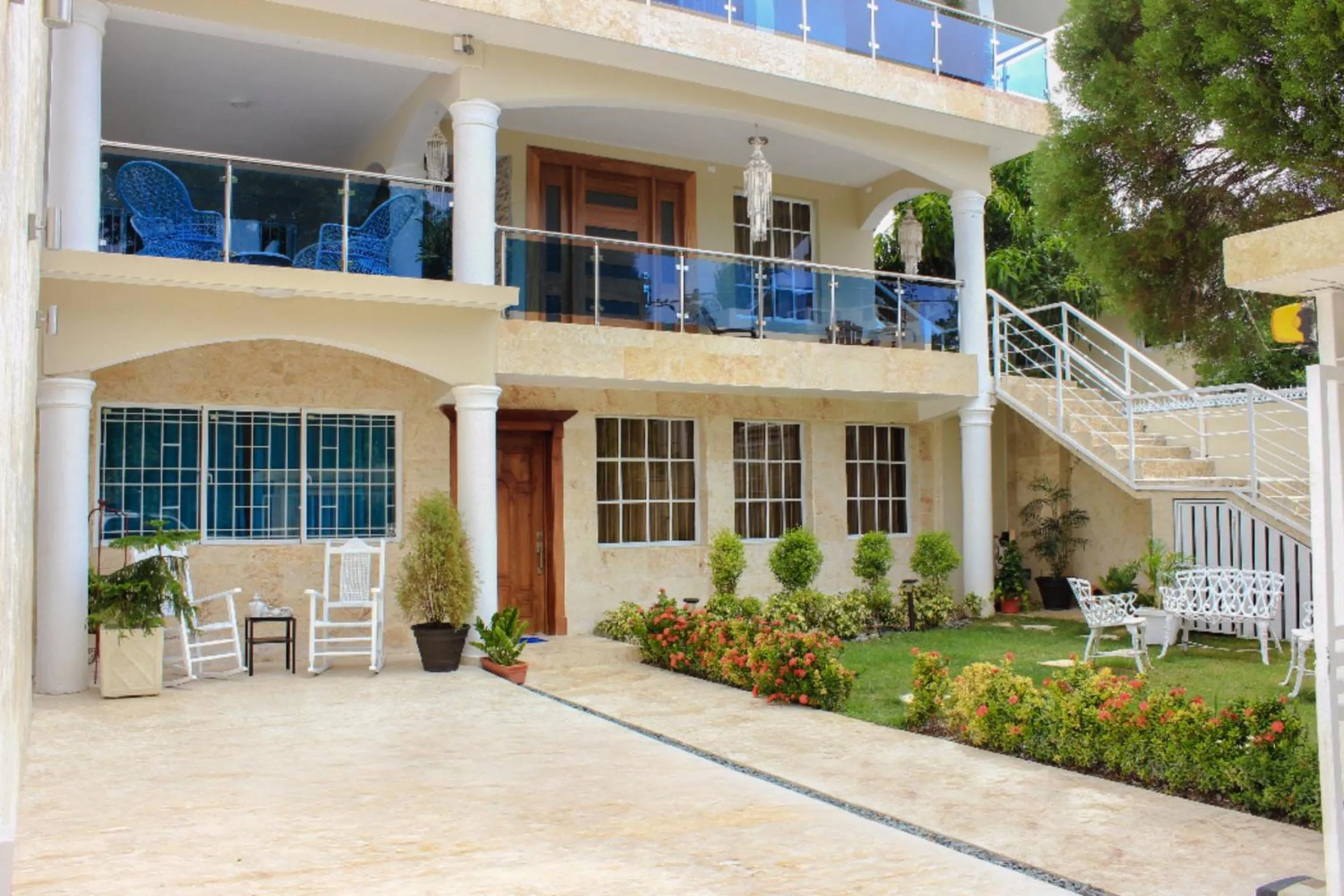 Property building in Central 1bd and Bth with common Picuzzi
