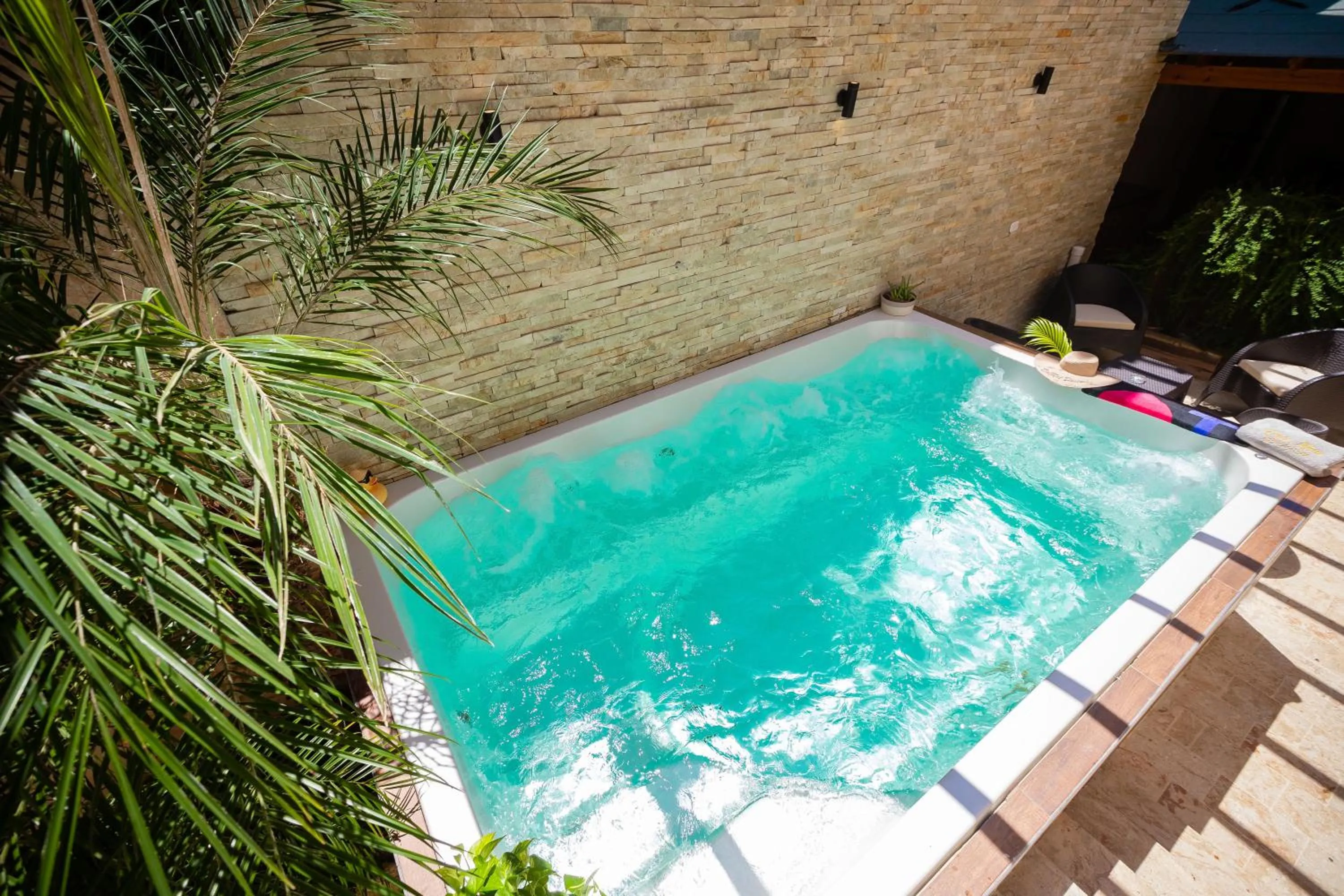 Hot Tub in Central 1bd and Bth with common Picuzzi