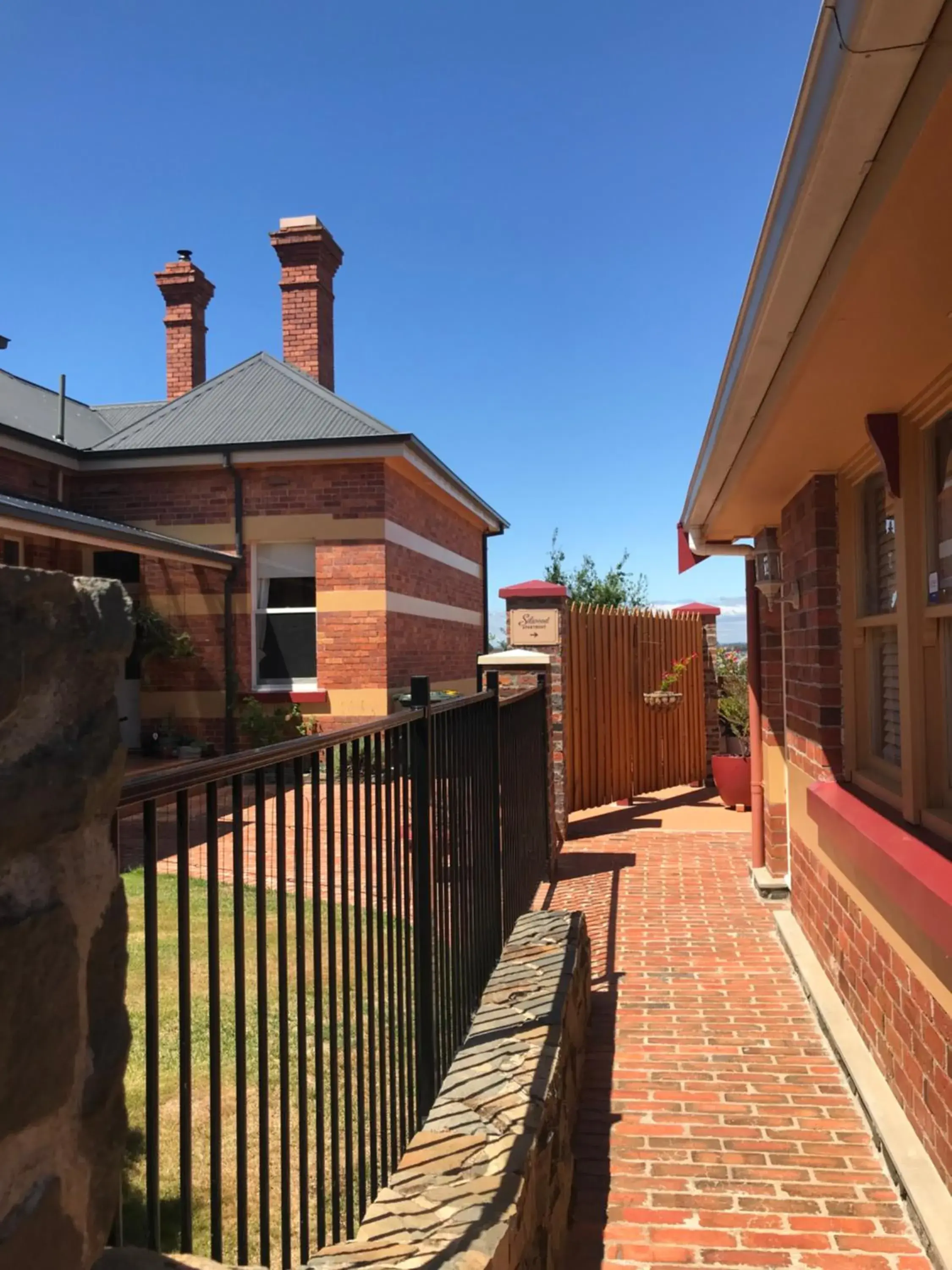 Silwood Apartment fully self contained with Kitchen and Laundry Silwood Apartment fully self contained with Kitchen and Laundry
