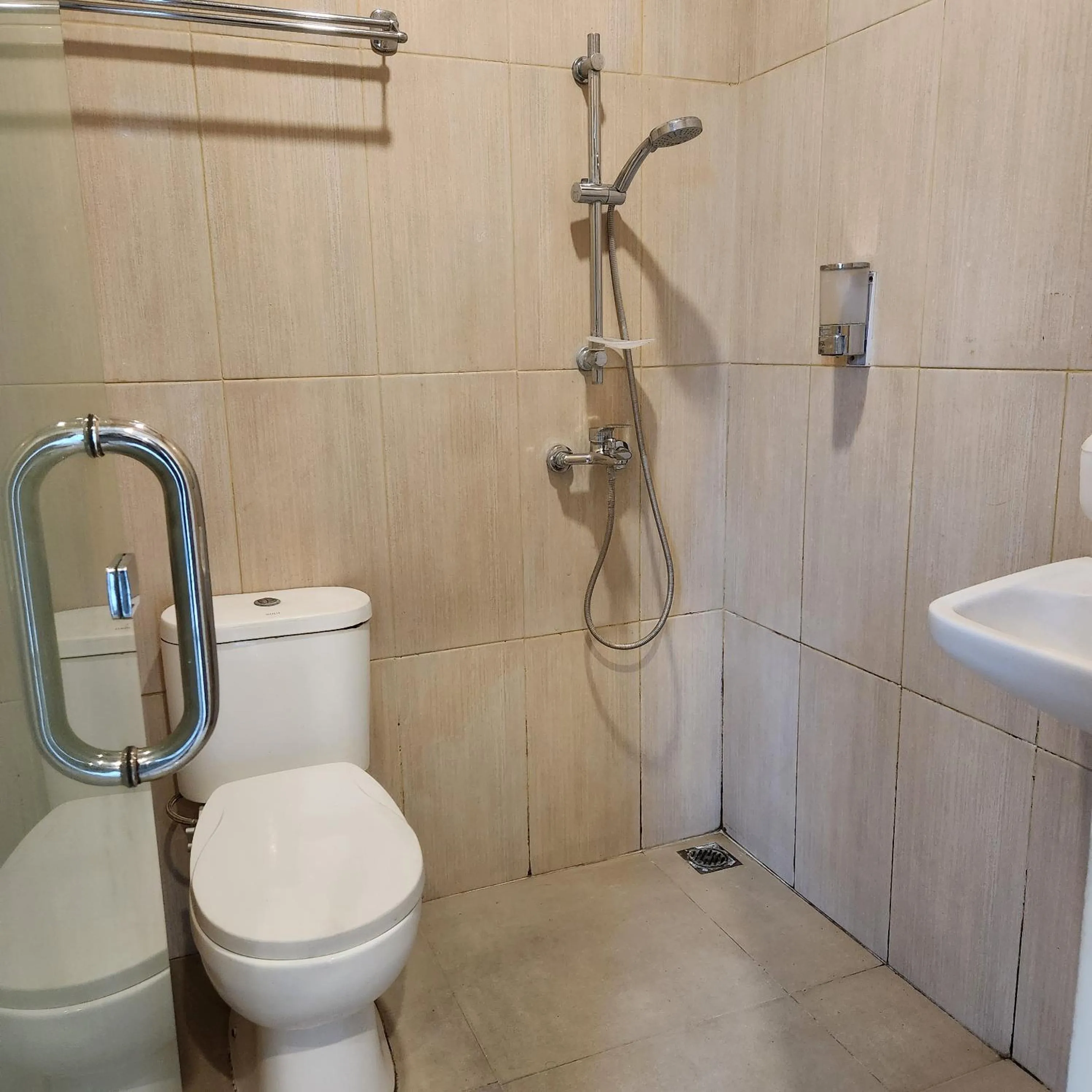 Toilet in SENAYAN SUITES