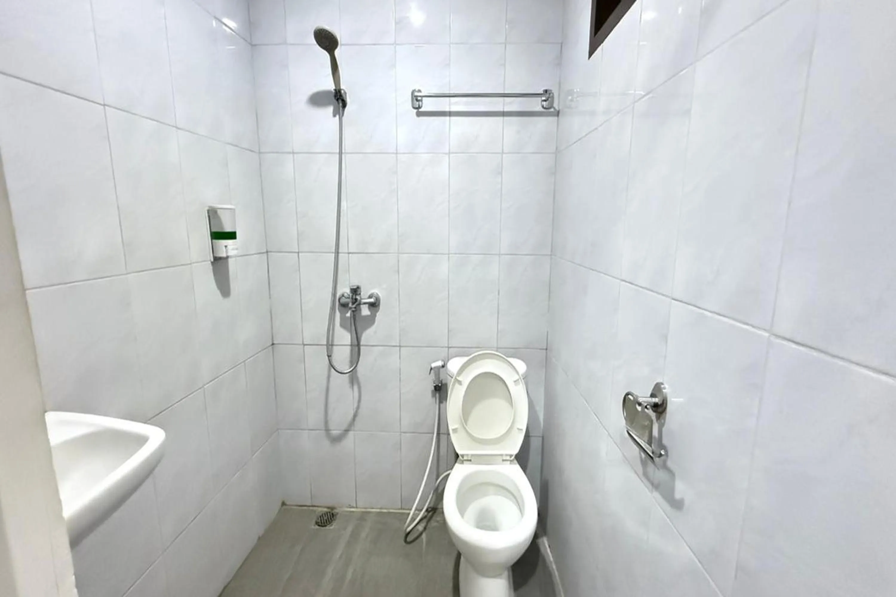 Shower in Senayan Suites