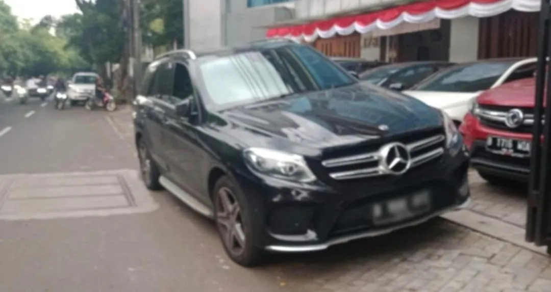 Property building in SENAYAN SUITES