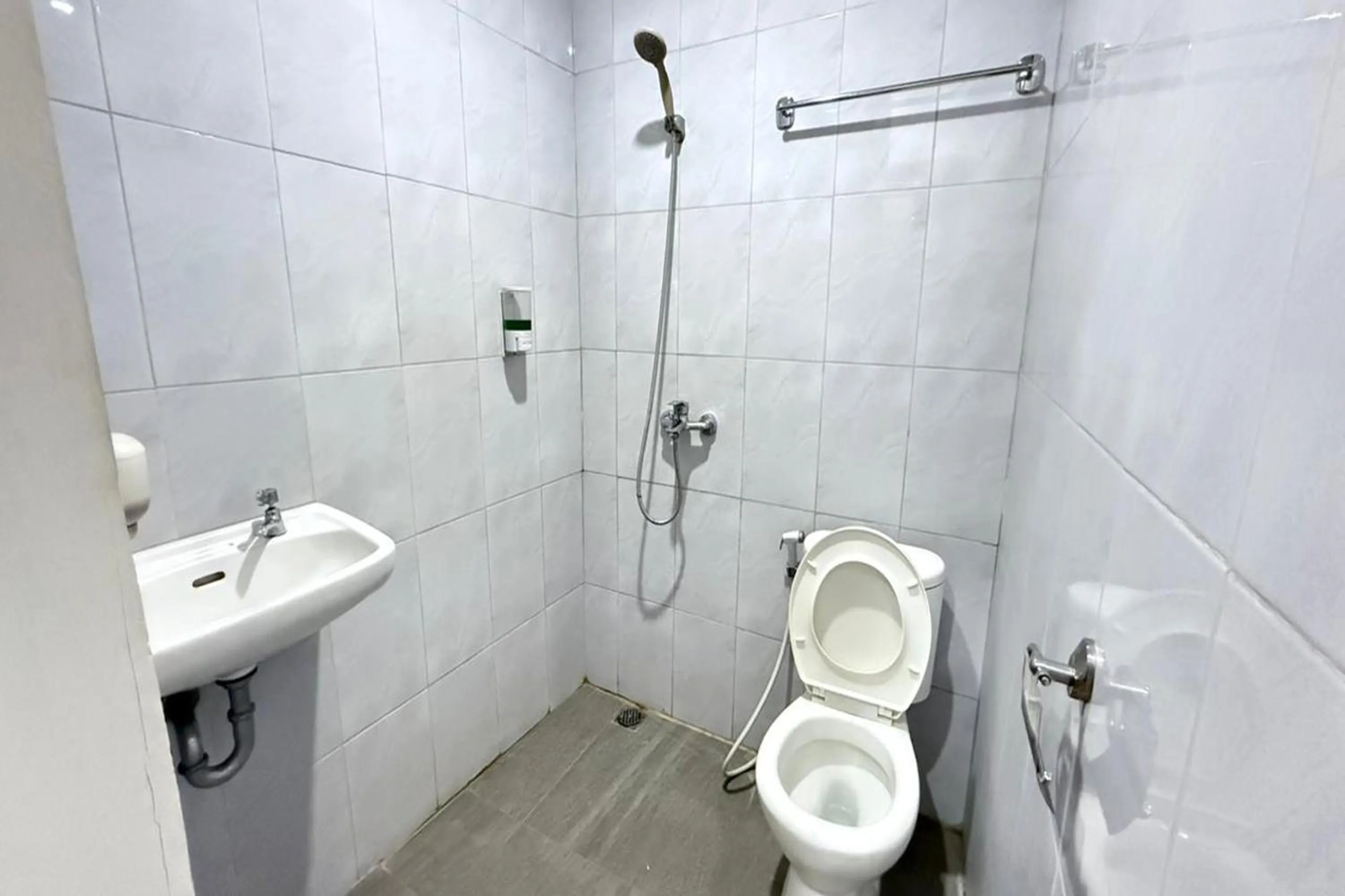 Shower in Senayan Suites