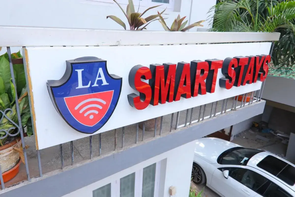 Property building in La Smart Stays Property building in La Smart Stays