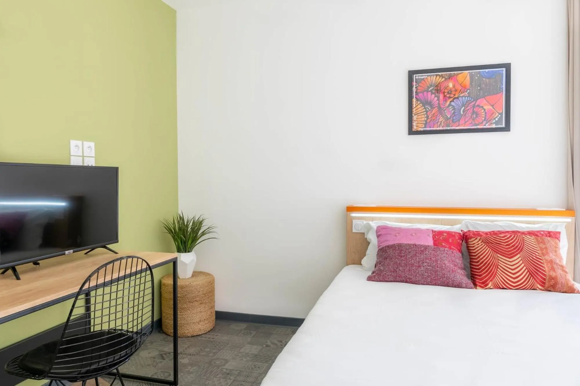 Photo of the whole room, Bed in Kabane Montpellier