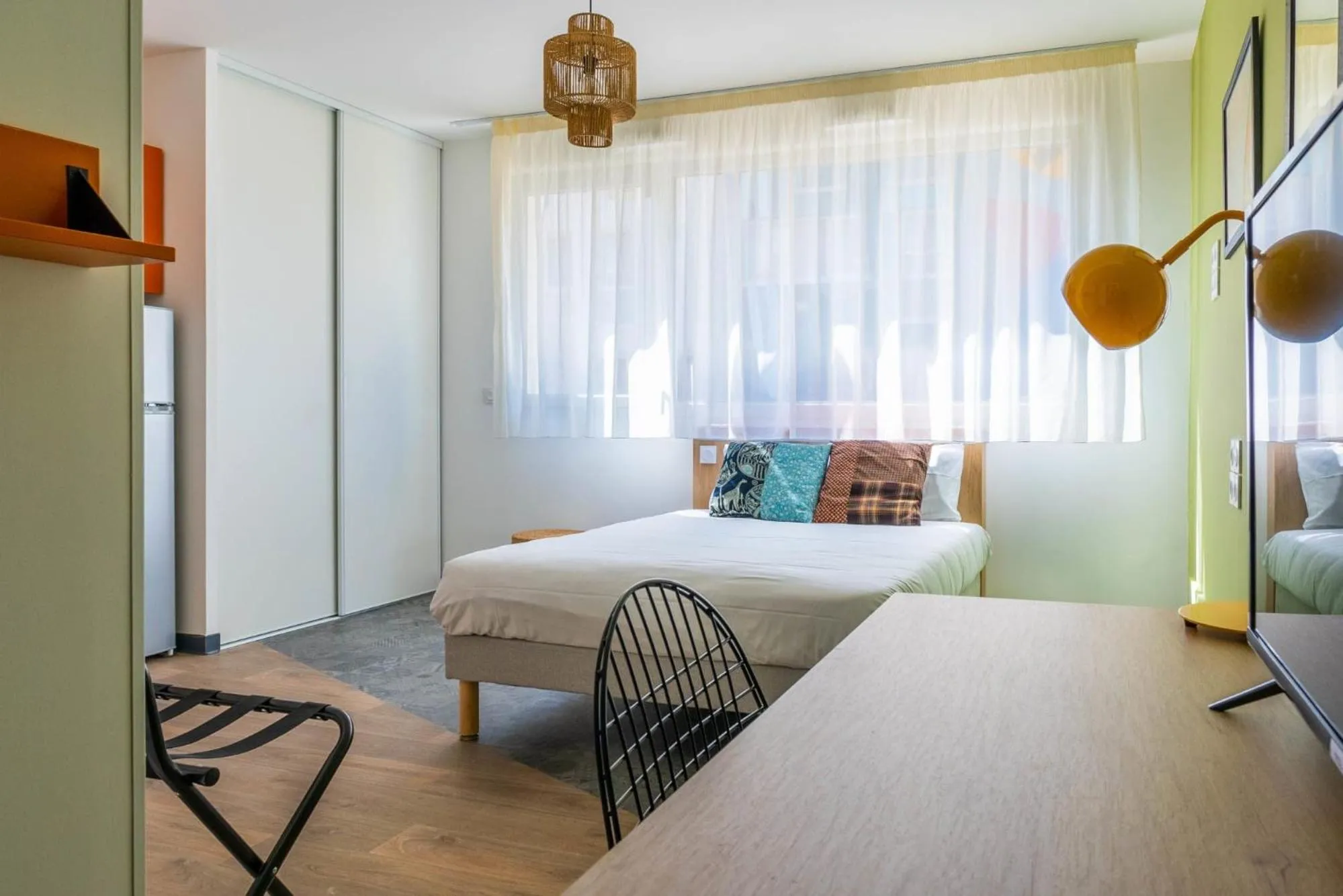 Photo of the whole room, Bed in Kabane Montpellier