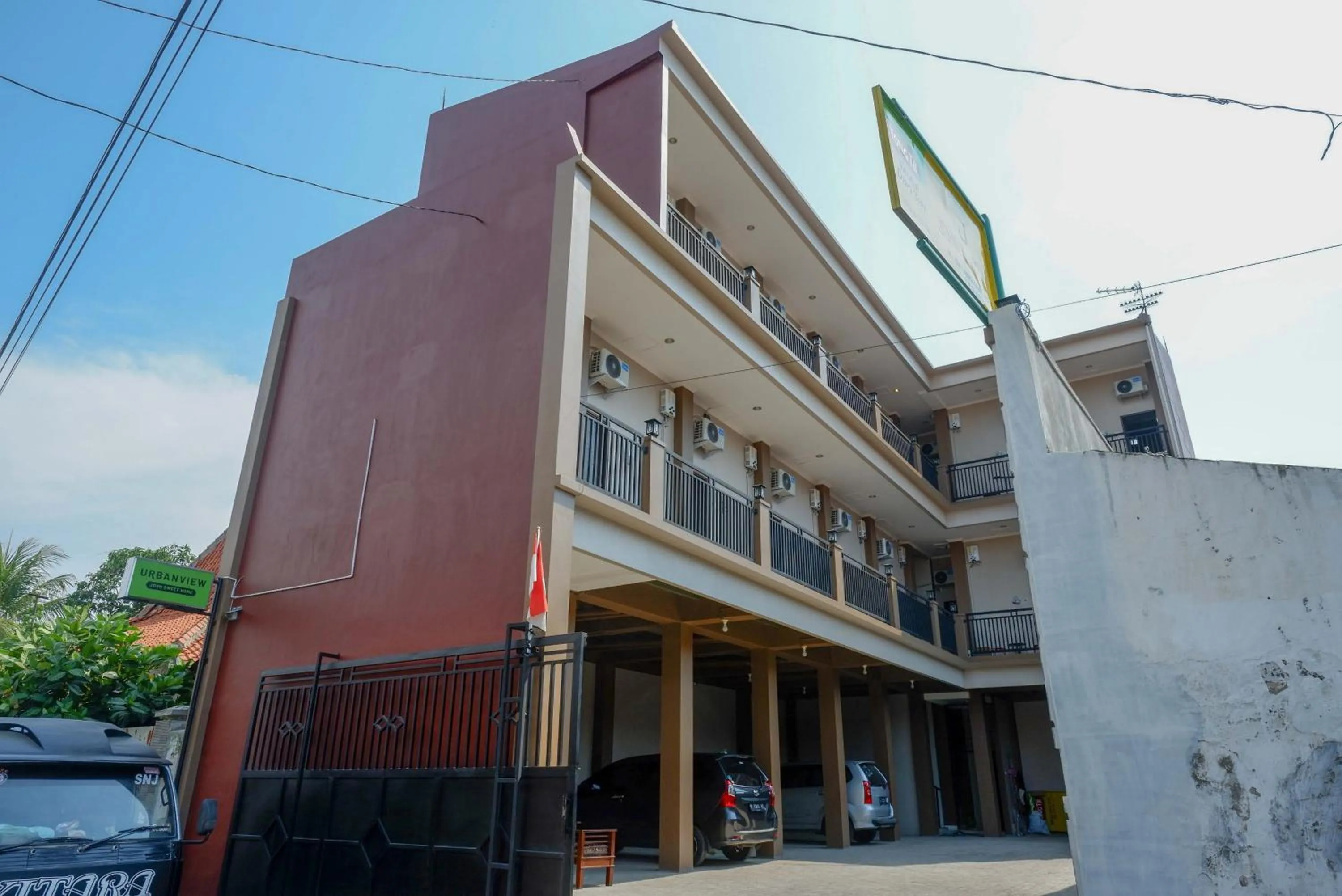 Facade/entrance in Urbanview Hotel near Alun Alun Tegal