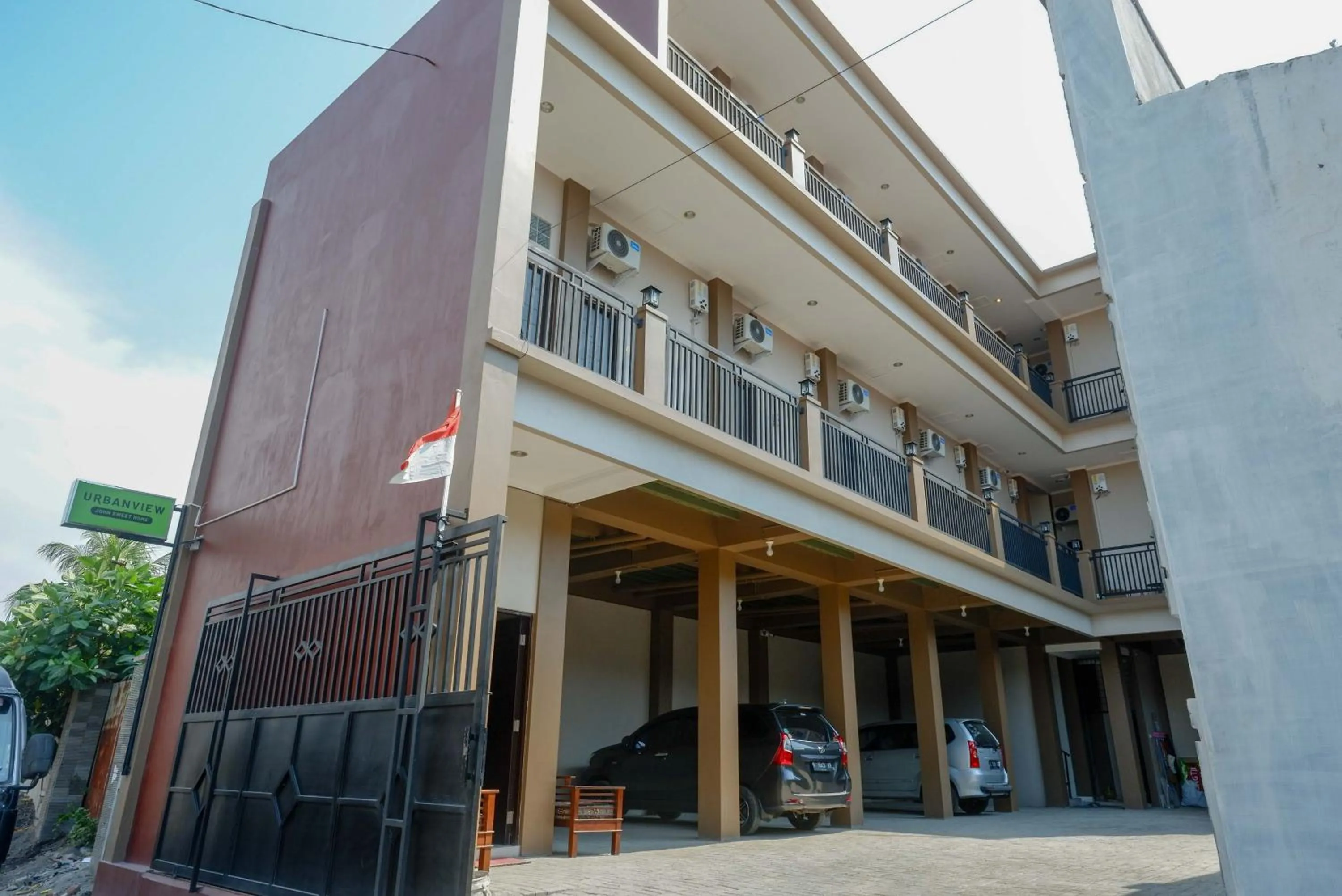 Facade/entrance in Urbanview Hotel near Alun Alun Tegal