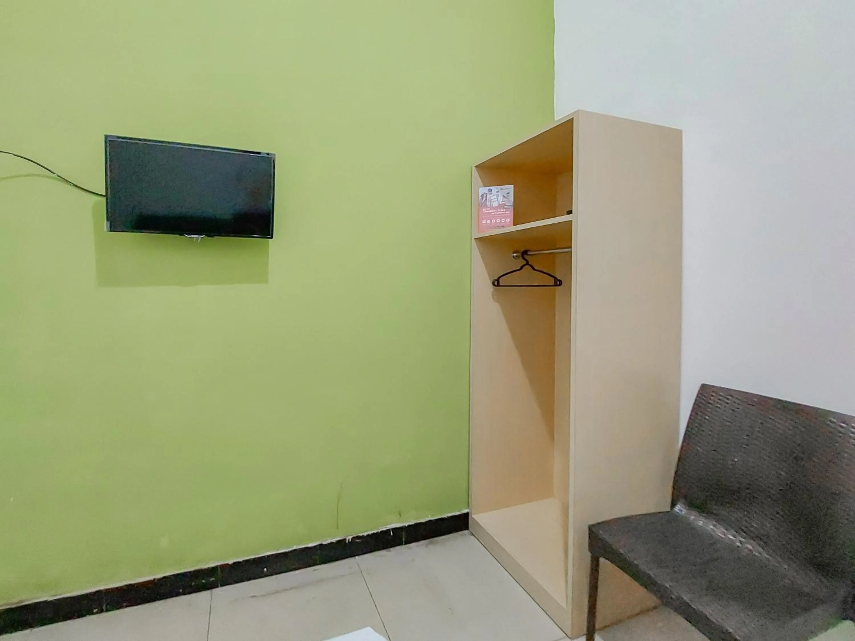 TV and multimedia in Reddoorz at Cempaka Guesthouse Tarakan