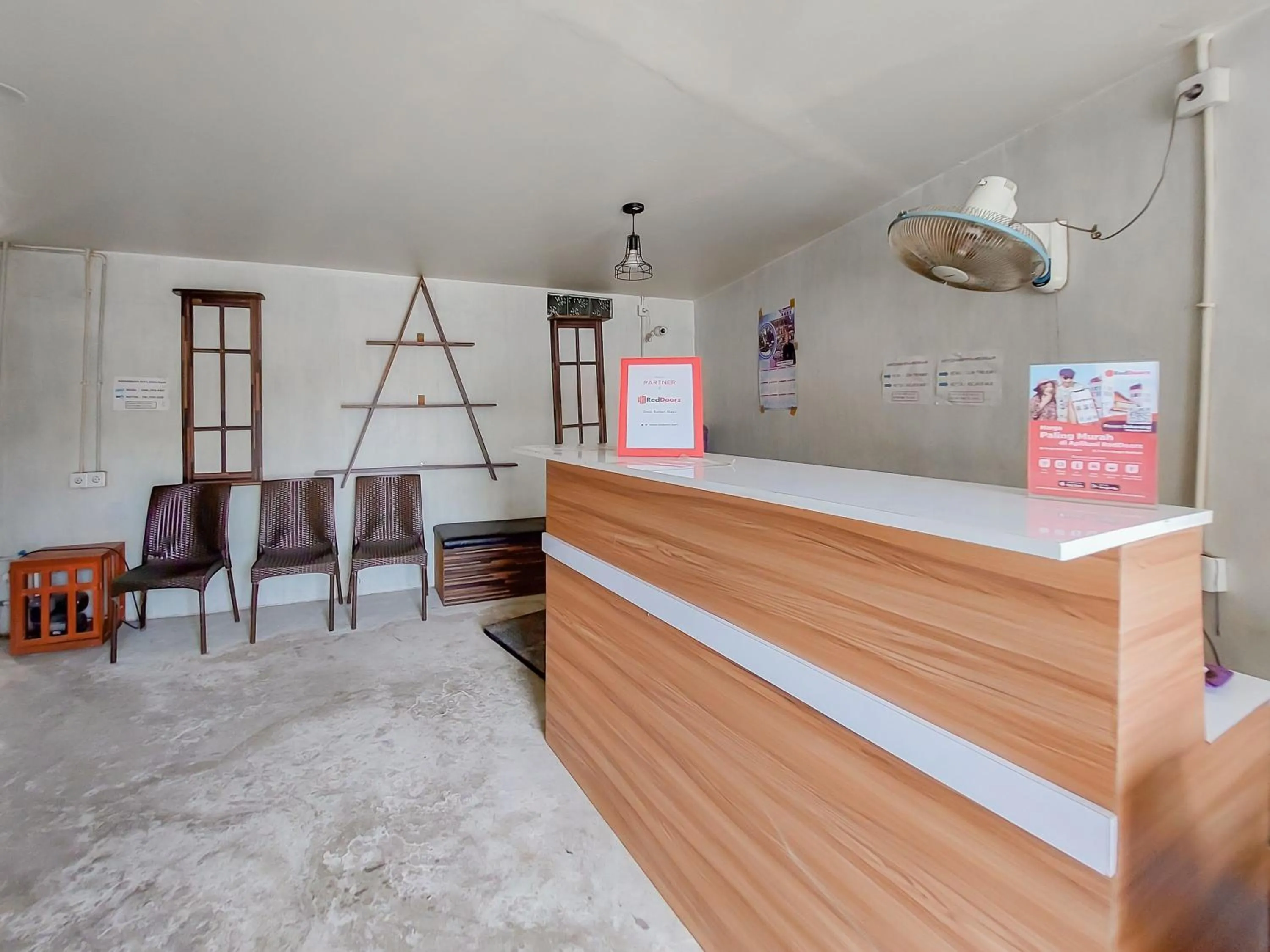 Lobby or reception in Reddoorz at Cempaka Guesthouse Tarakan