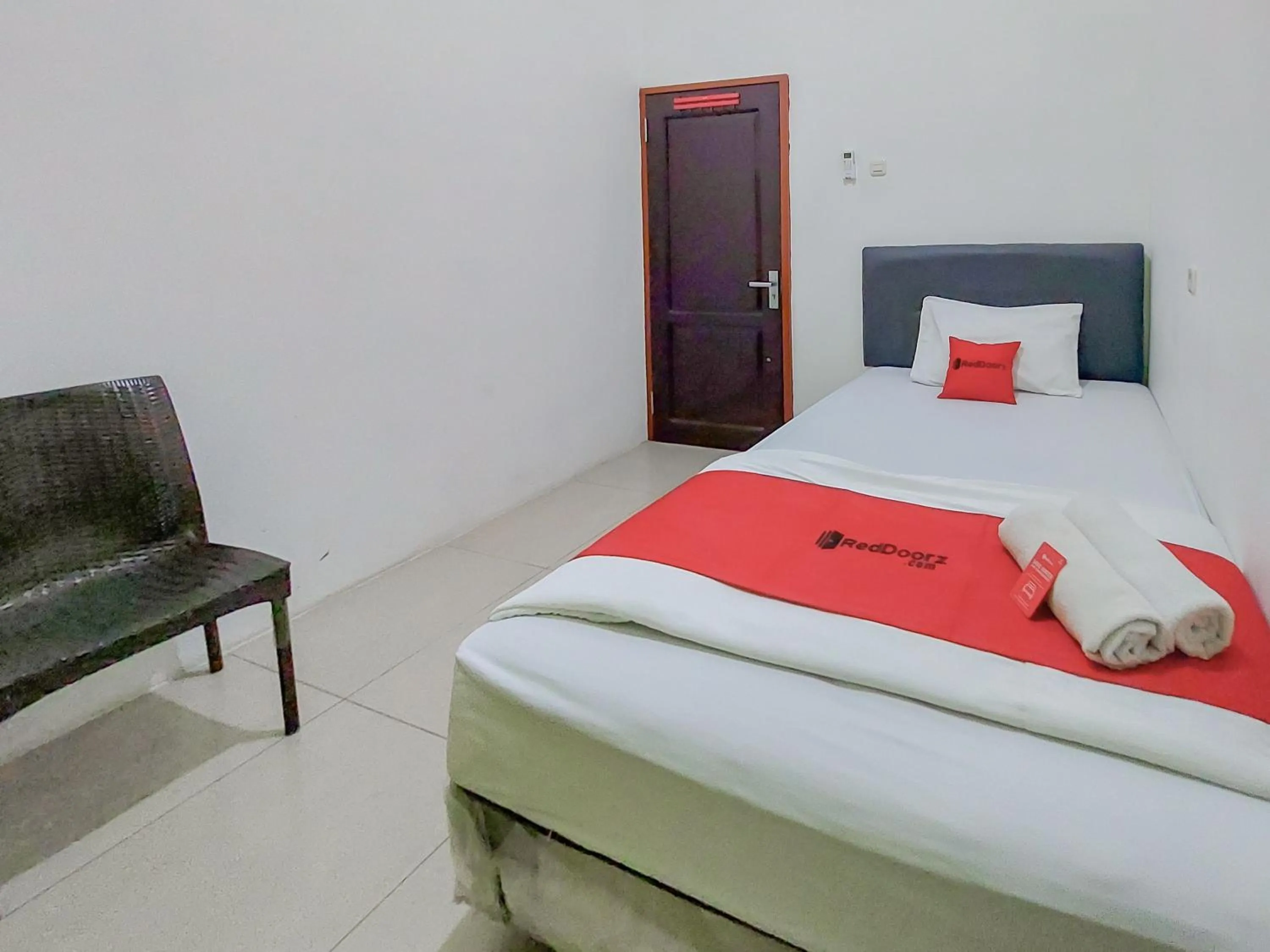 Bedroom in Reddoorz at Cempaka Guesthouse Tarakan