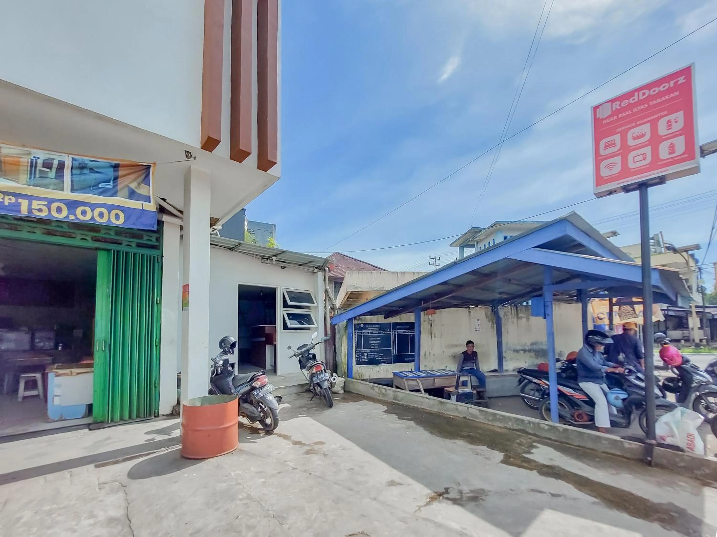 Property building in Reddoorz at Cempaka Guesthouse Tarakan