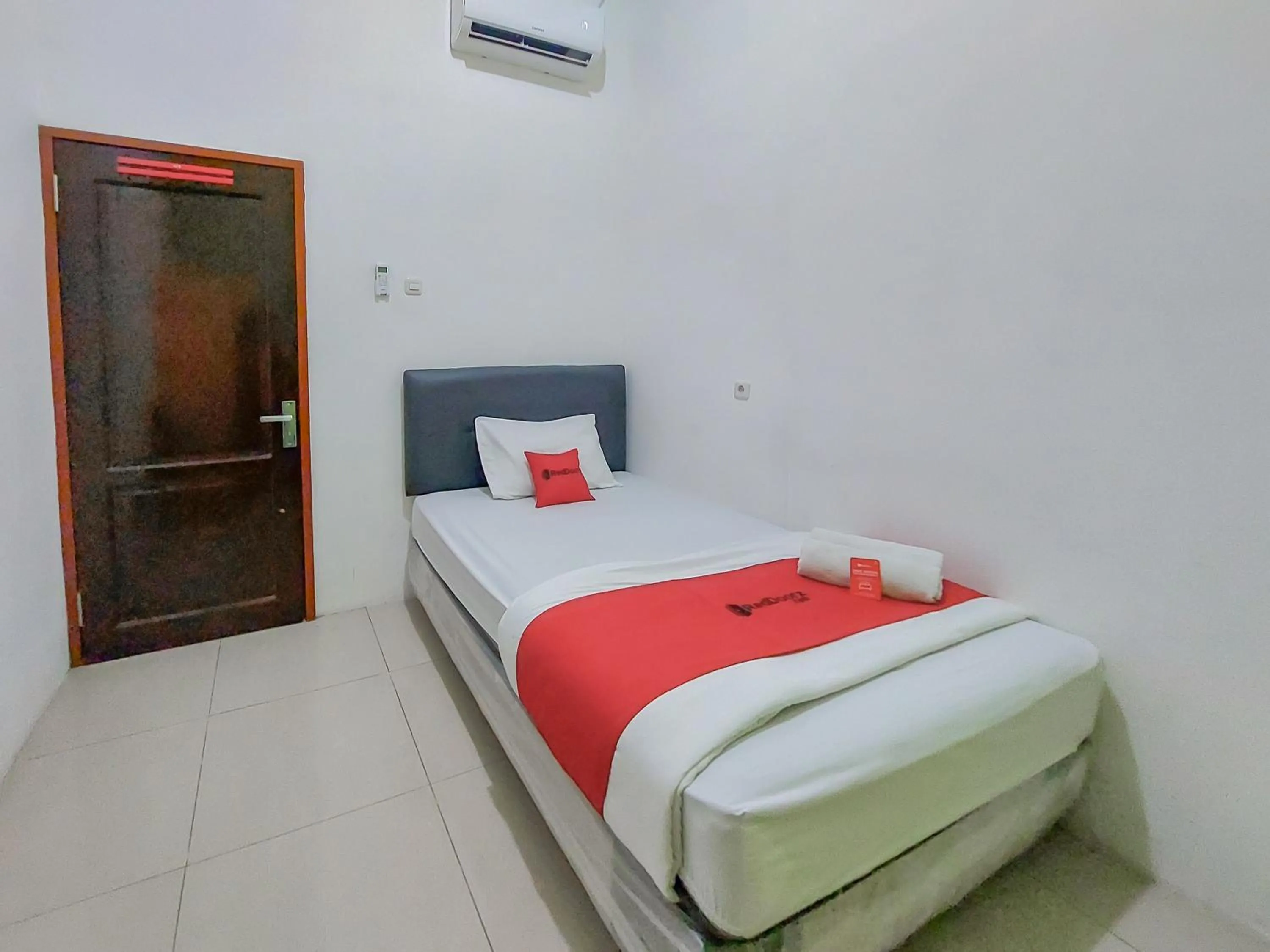 Bedroom in Reddoorz at Cempaka Guesthouse Tarakan