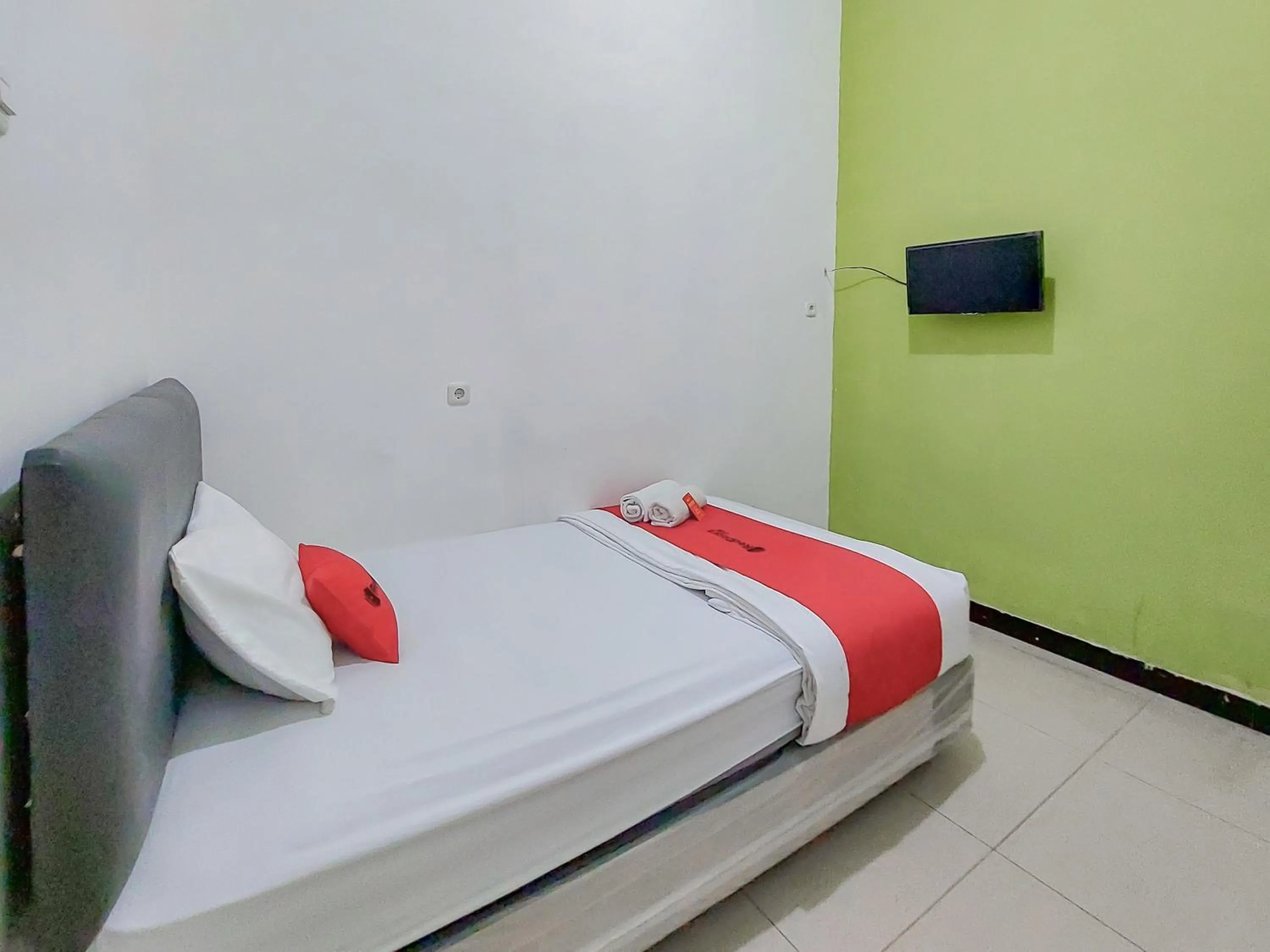 Bedroom in Reddoorz at Cempaka Guesthouse Tarakan