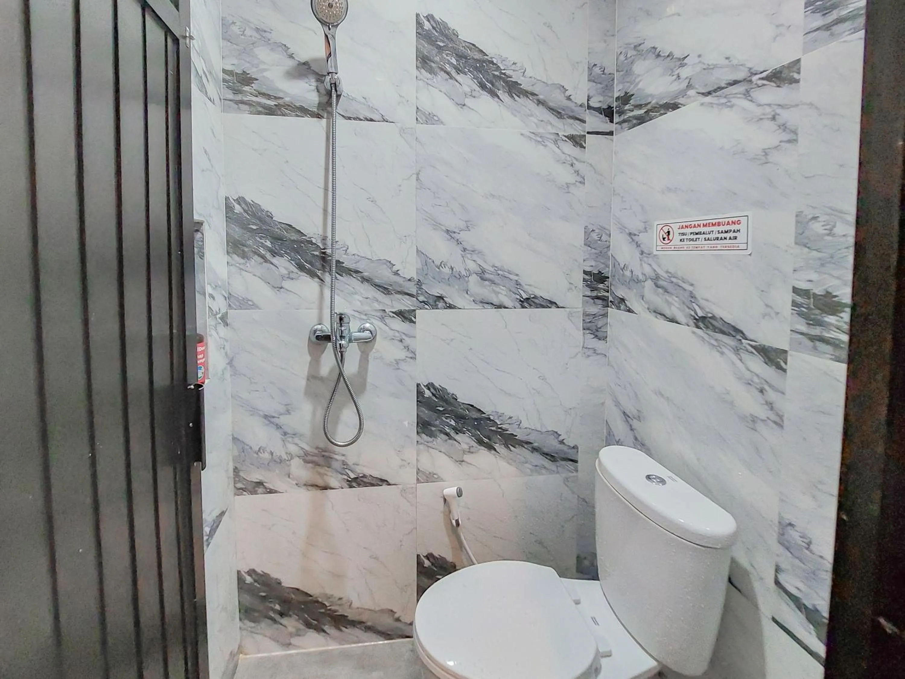 Bathroom in Reddoorz at Cempaka Guesthouse Tarakan