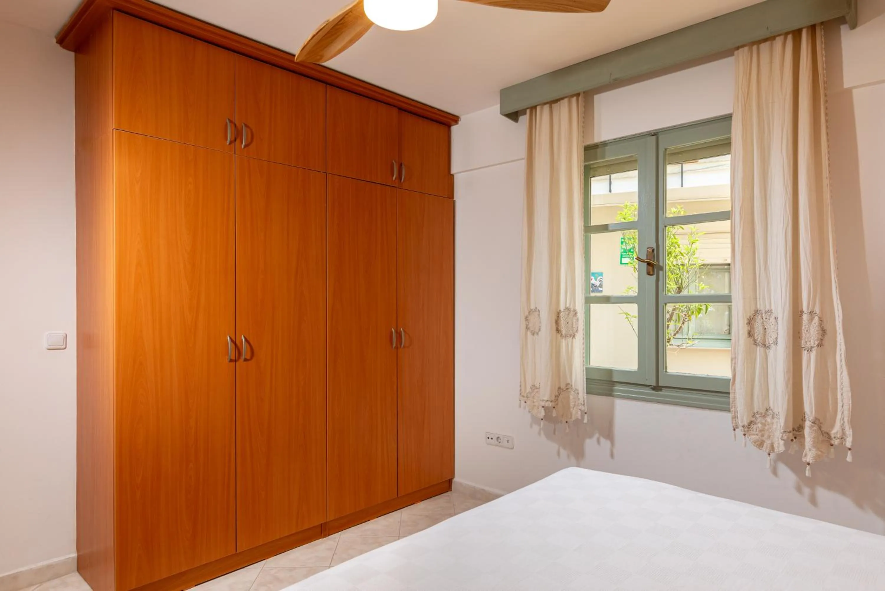wardrobe, Bed in Cumbalıca Beach Hotel
