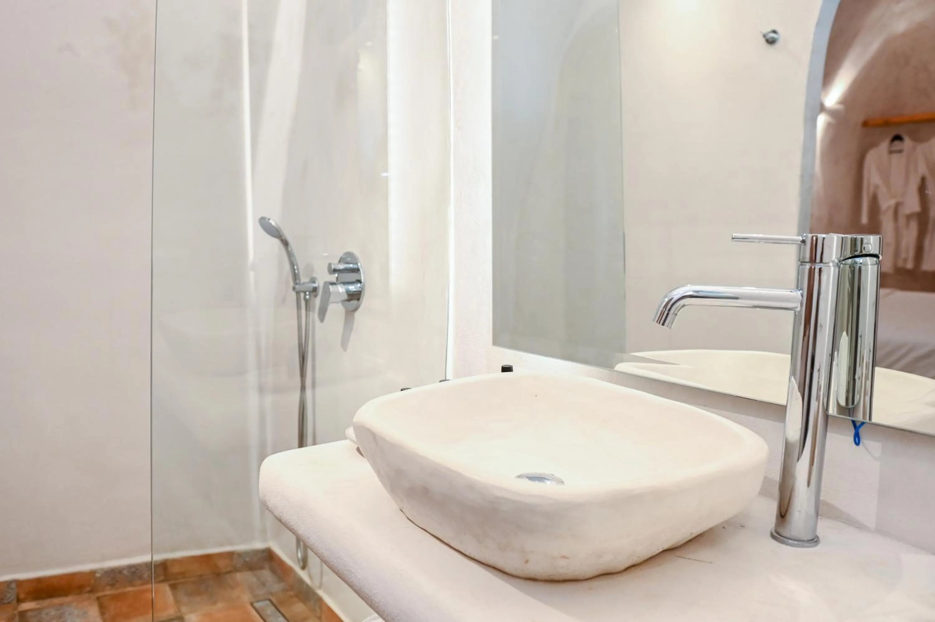 Shower in White Curves Santorini