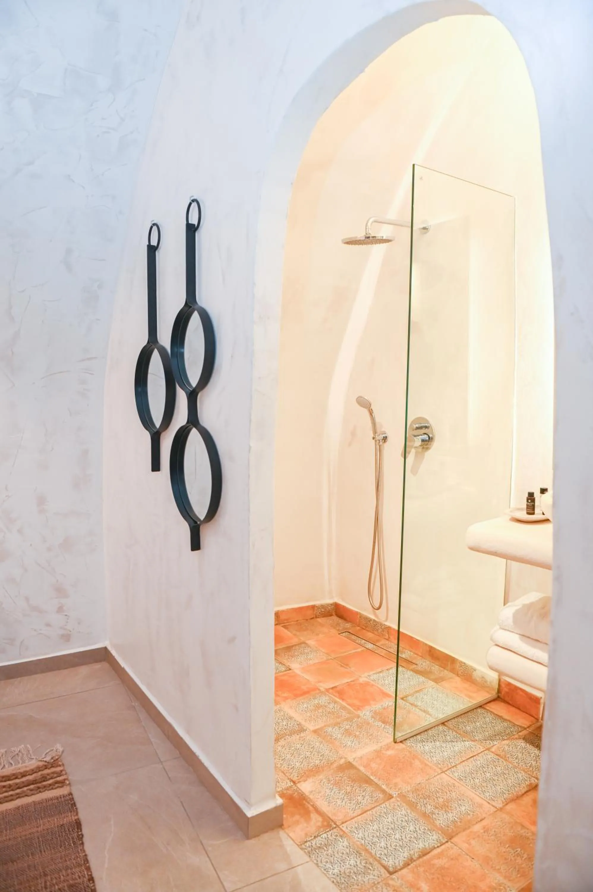 Shower in White Curves Santorini