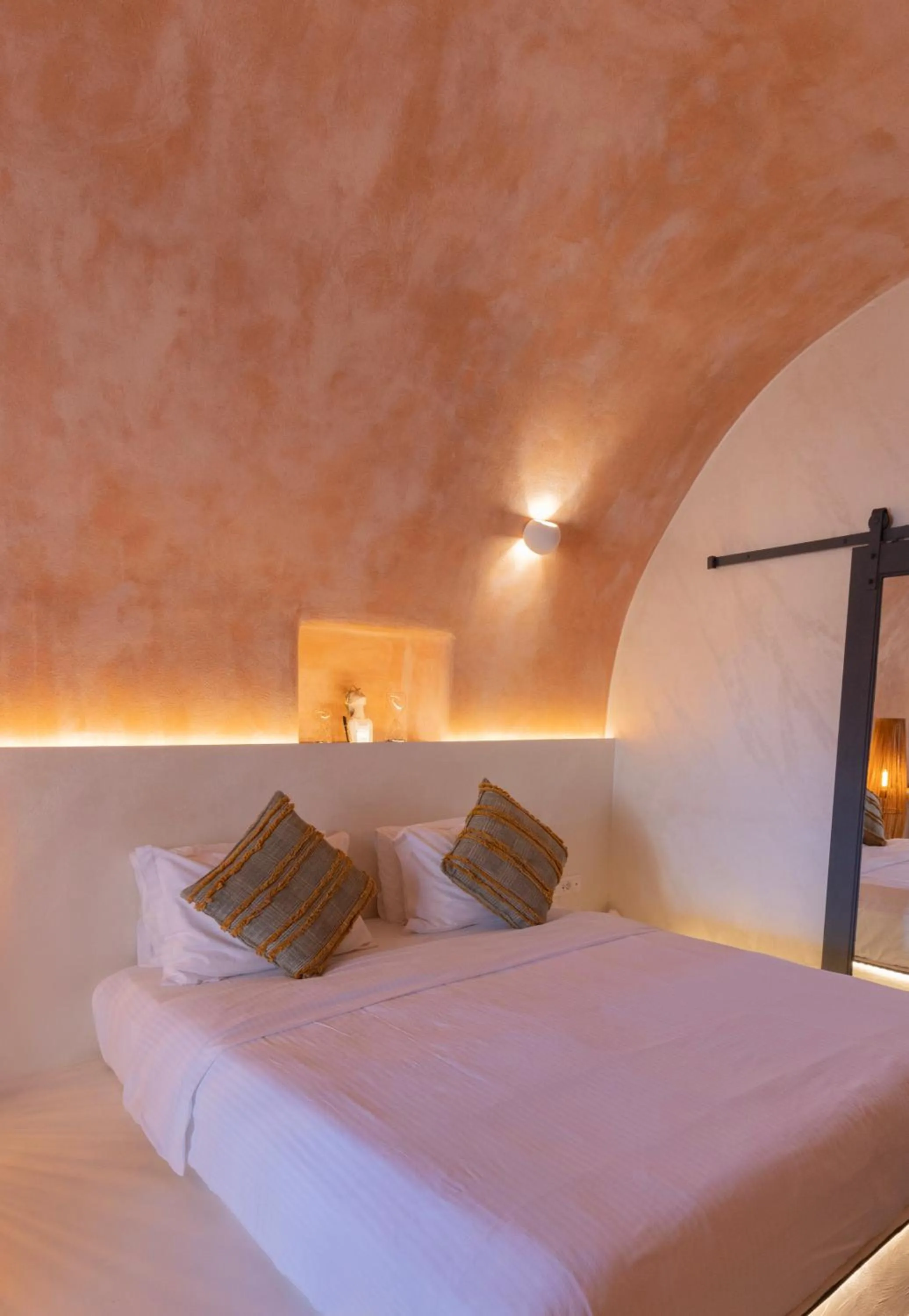 Photo of the whole room, Bed in White Curves Santorini