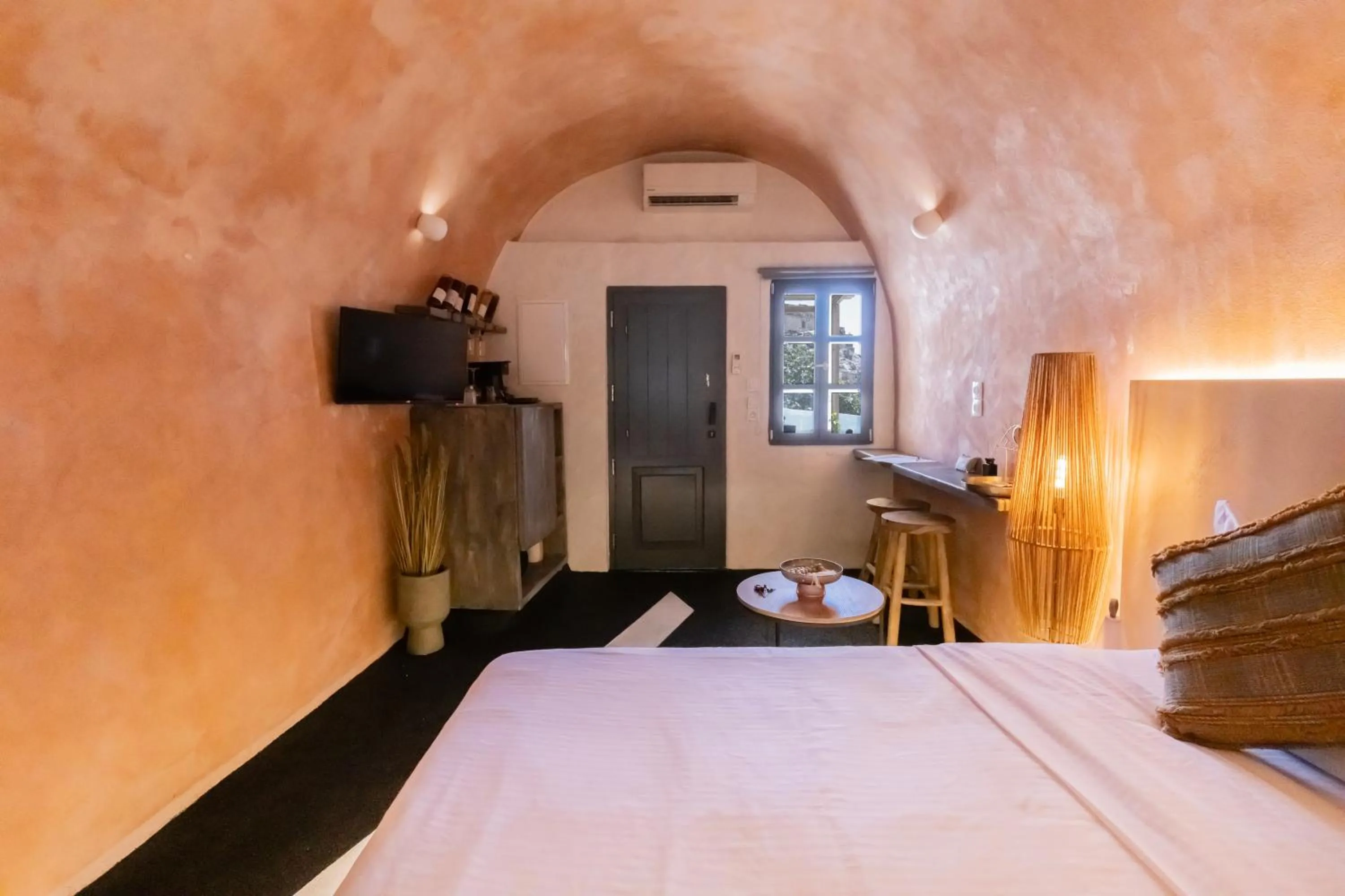 Bedroom, Bed in White Curves Santorini