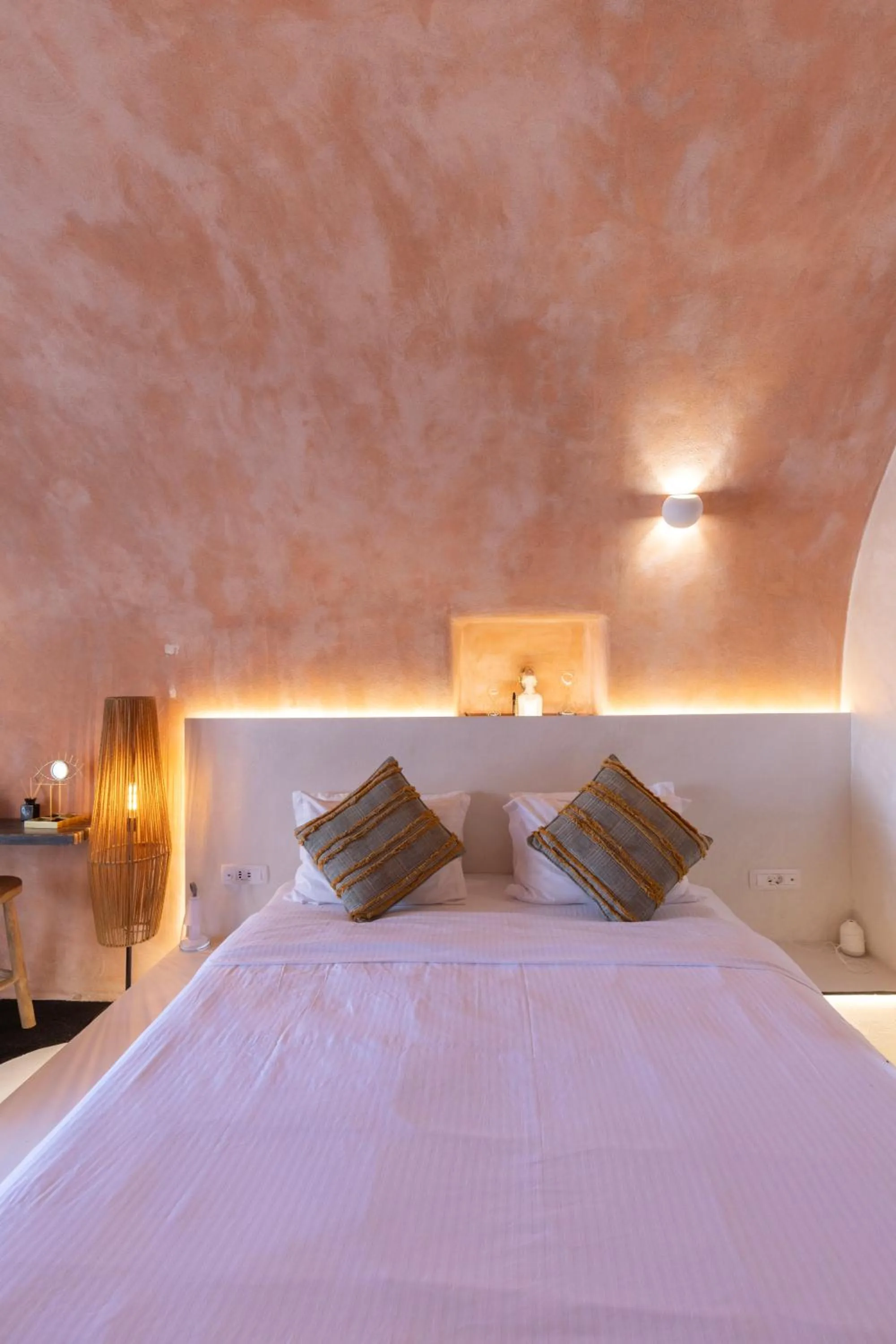 Bedroom, Bed in White Curves Santorini