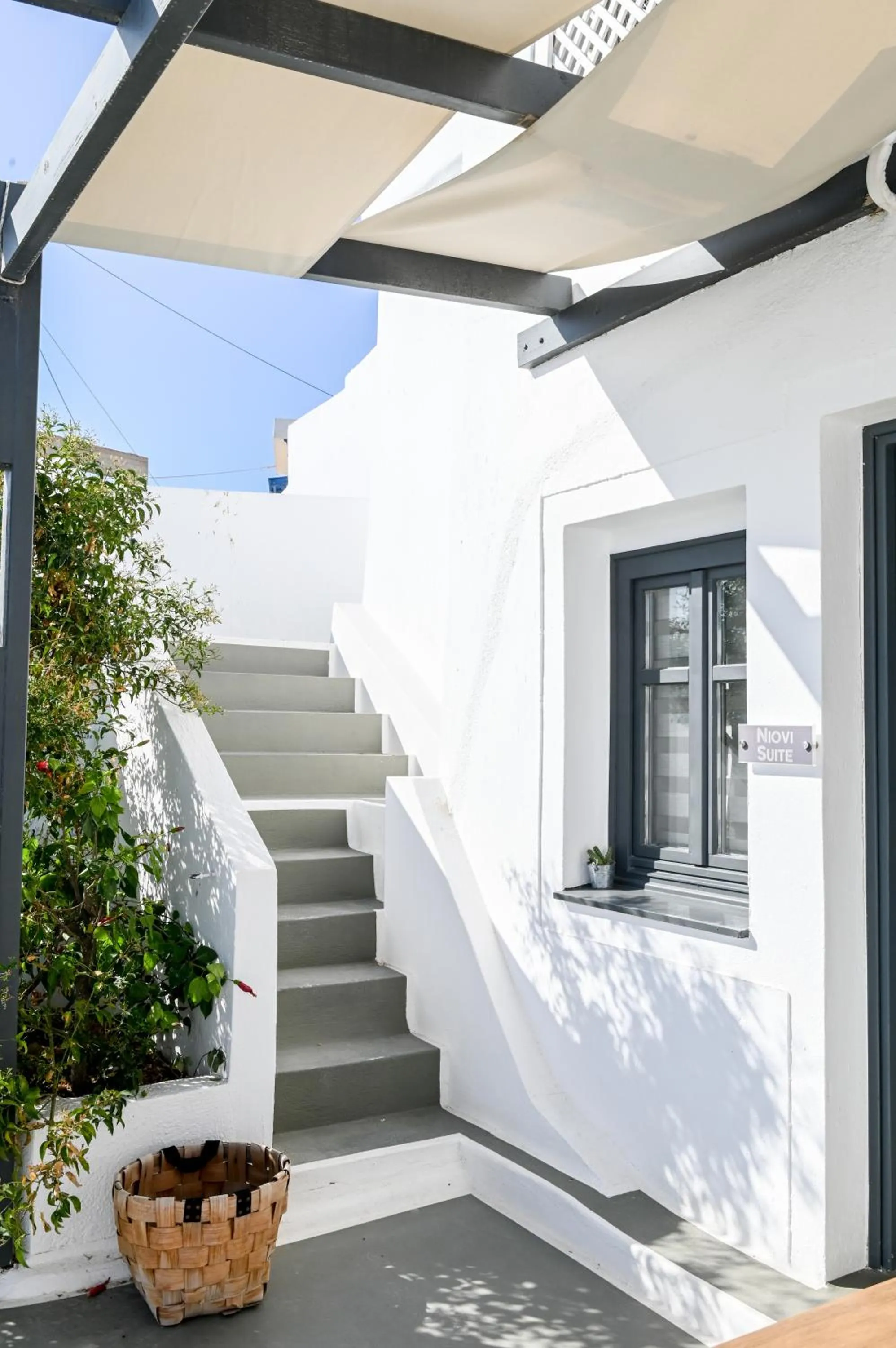 Property building in White Curves Santorini