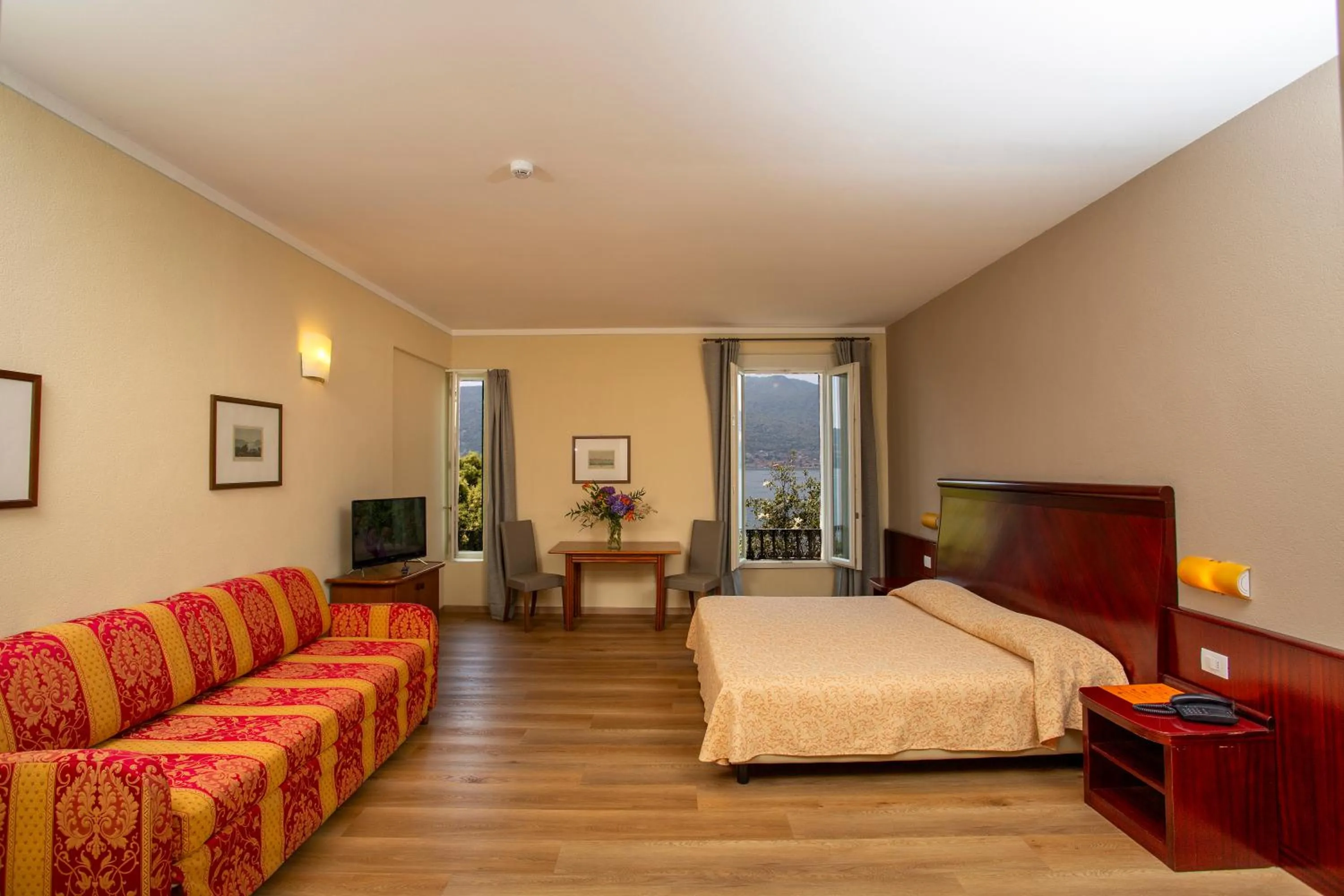 Lake view, Bed in Europalace Hotel