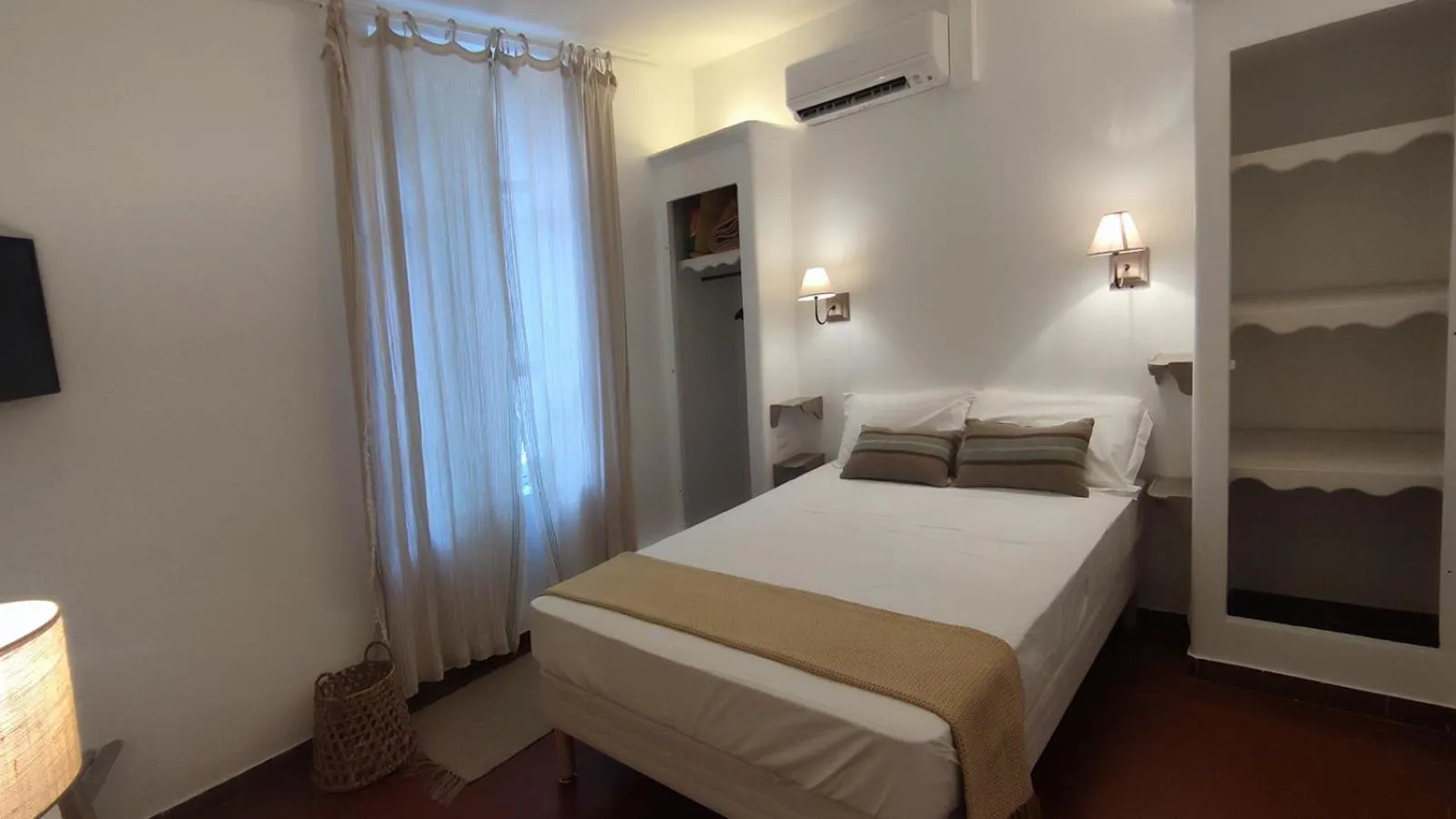 Bed in Logis Hôtel & Restaurant du Parc