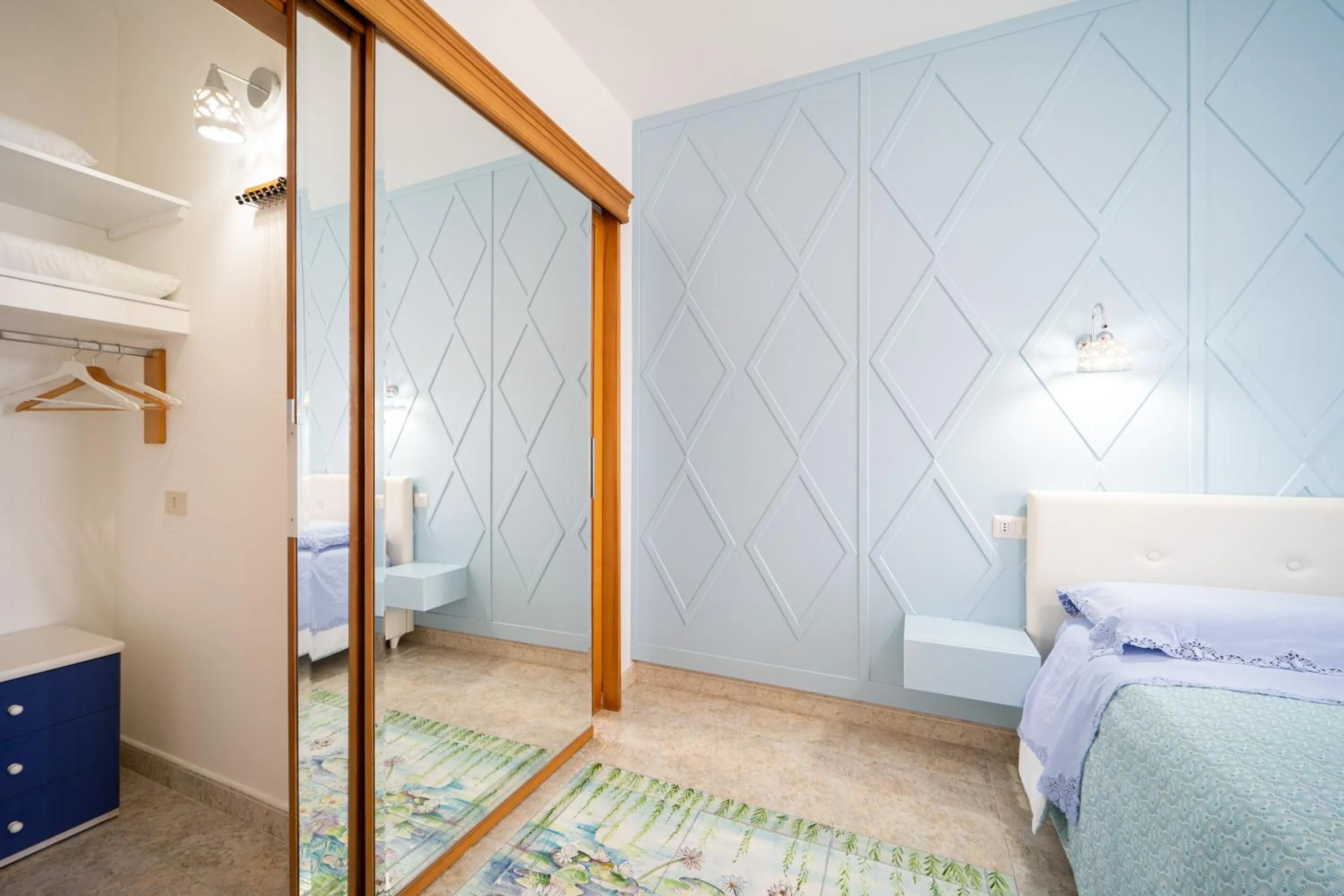 wardrobe, Bed in Almaré B&B