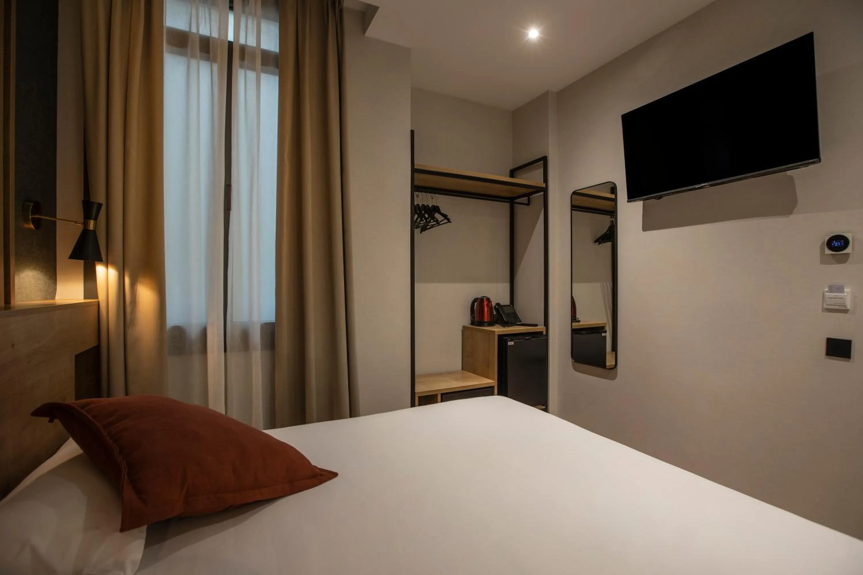 TV and multimedia, Bed in Fontanella By BCN URBAN Rooms