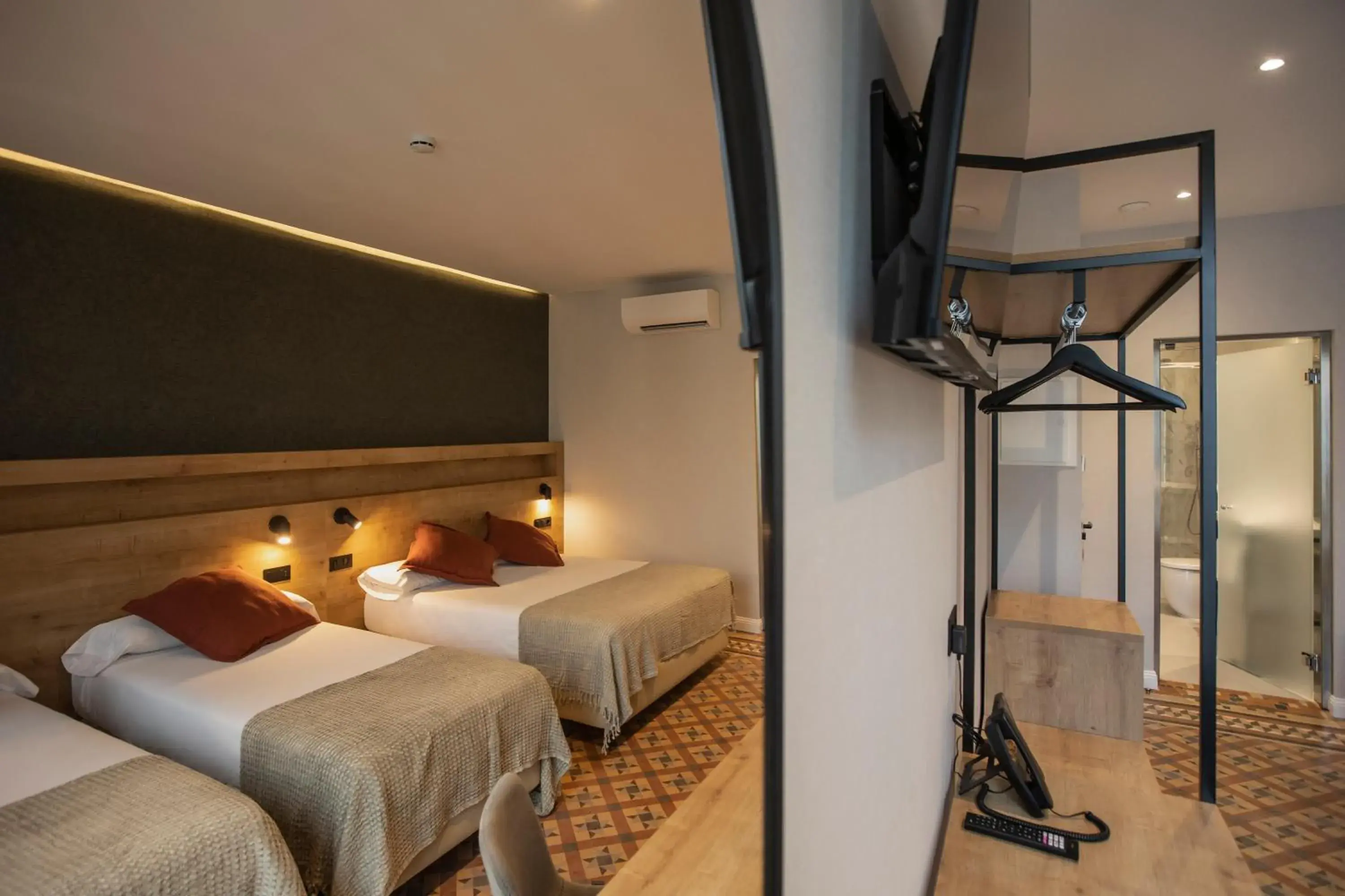 Photo of the whole room, Bed in Fontanella By BCN URBAN Rooms Photo of the whole room, Bed in Fontanella By BCN URBAN Rooms