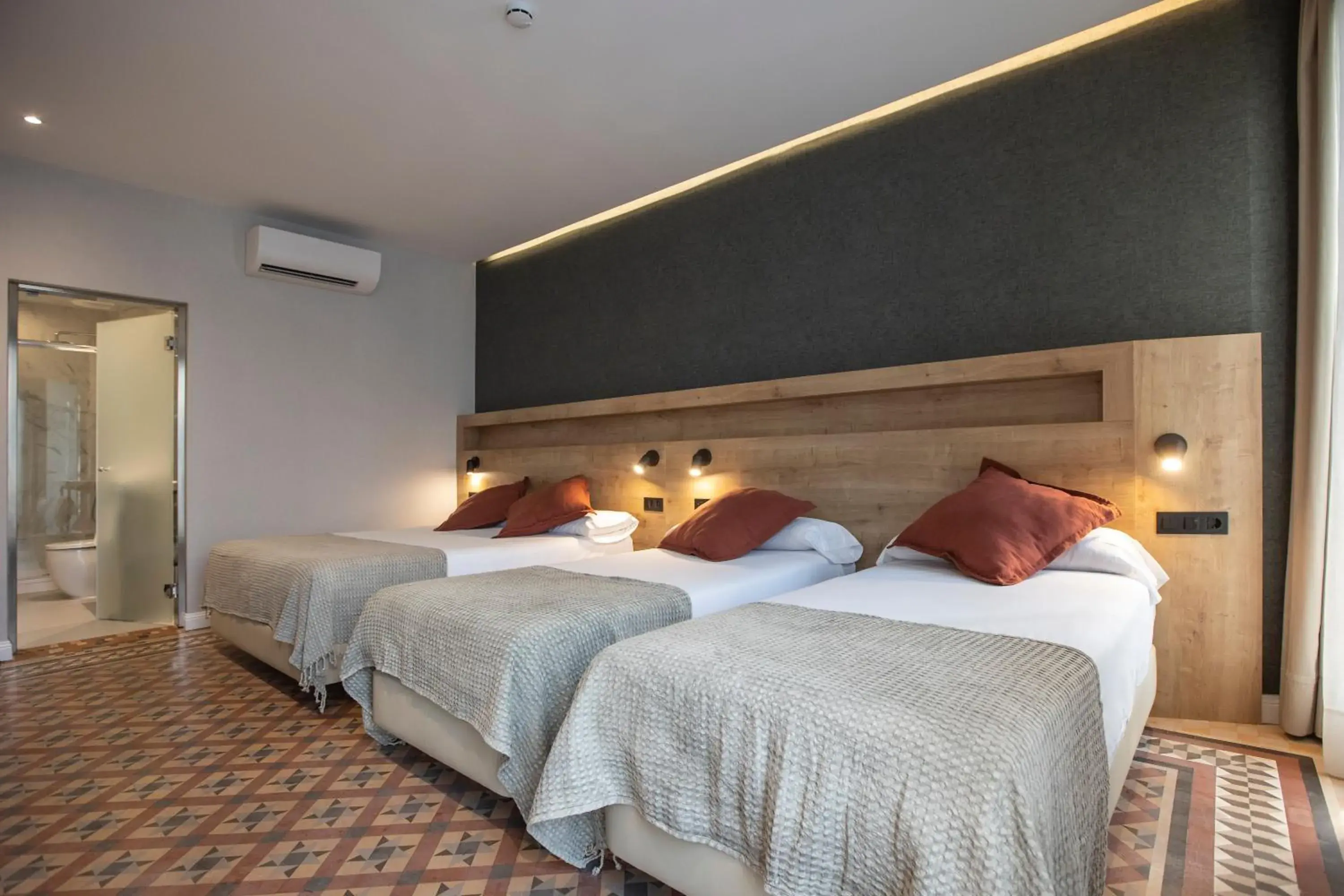 Photo of the whole room, Bed in Fontanella By BCN URBAN Rooms Photo of the whole room, Bed in Fontanella By BCN URBAN Rooms