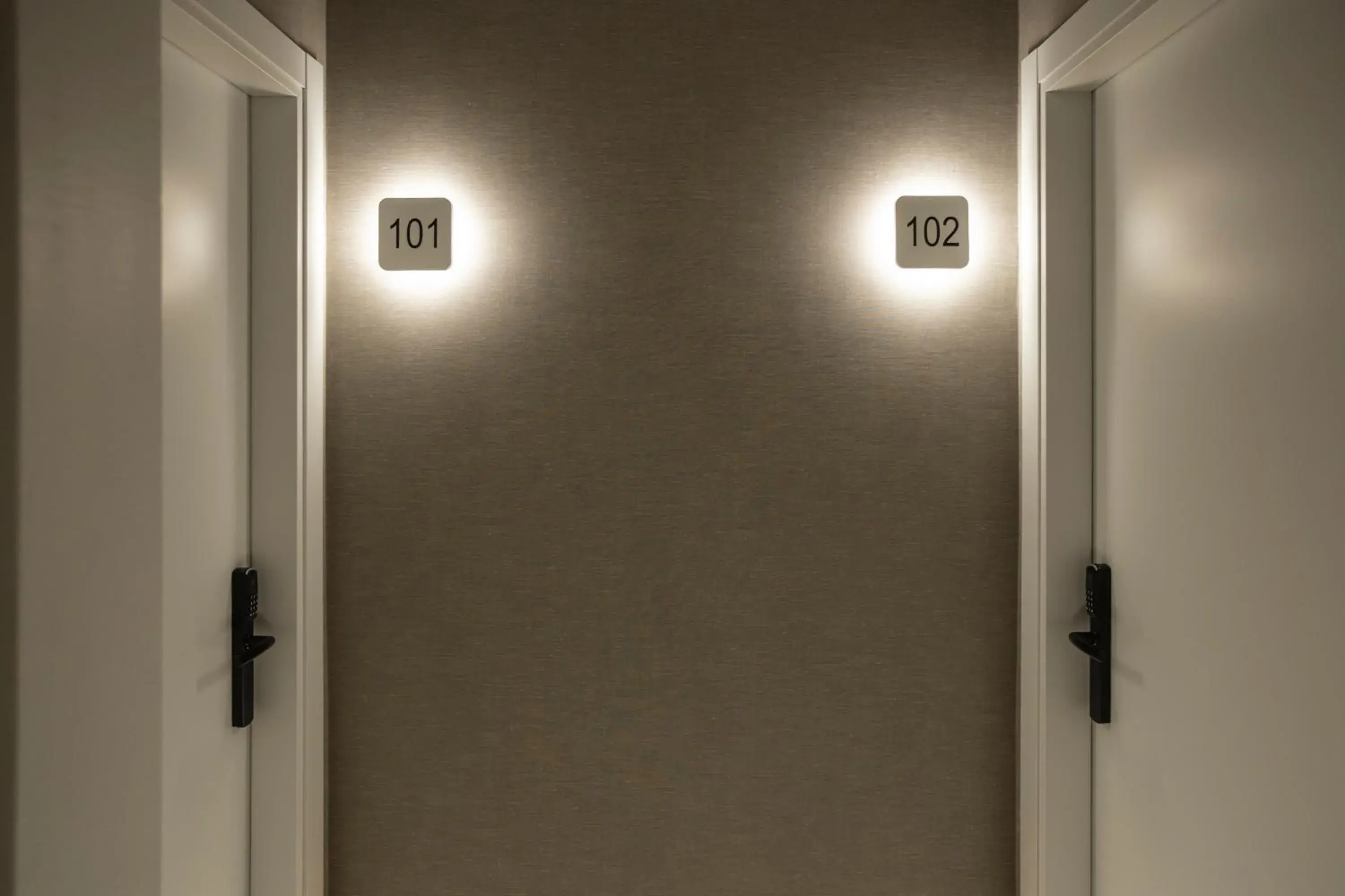 Property building in Fontanella By BCN URBAN Rooms Property building in Fontanella By BCN URBAN Rooms