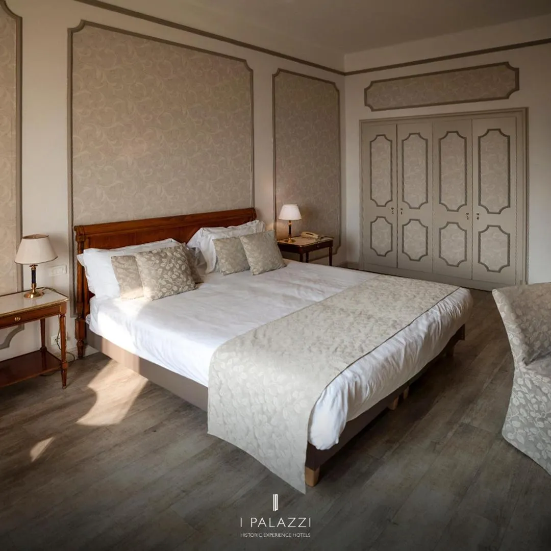 Bedroom, Bed in Palace Grand Hotel Varese