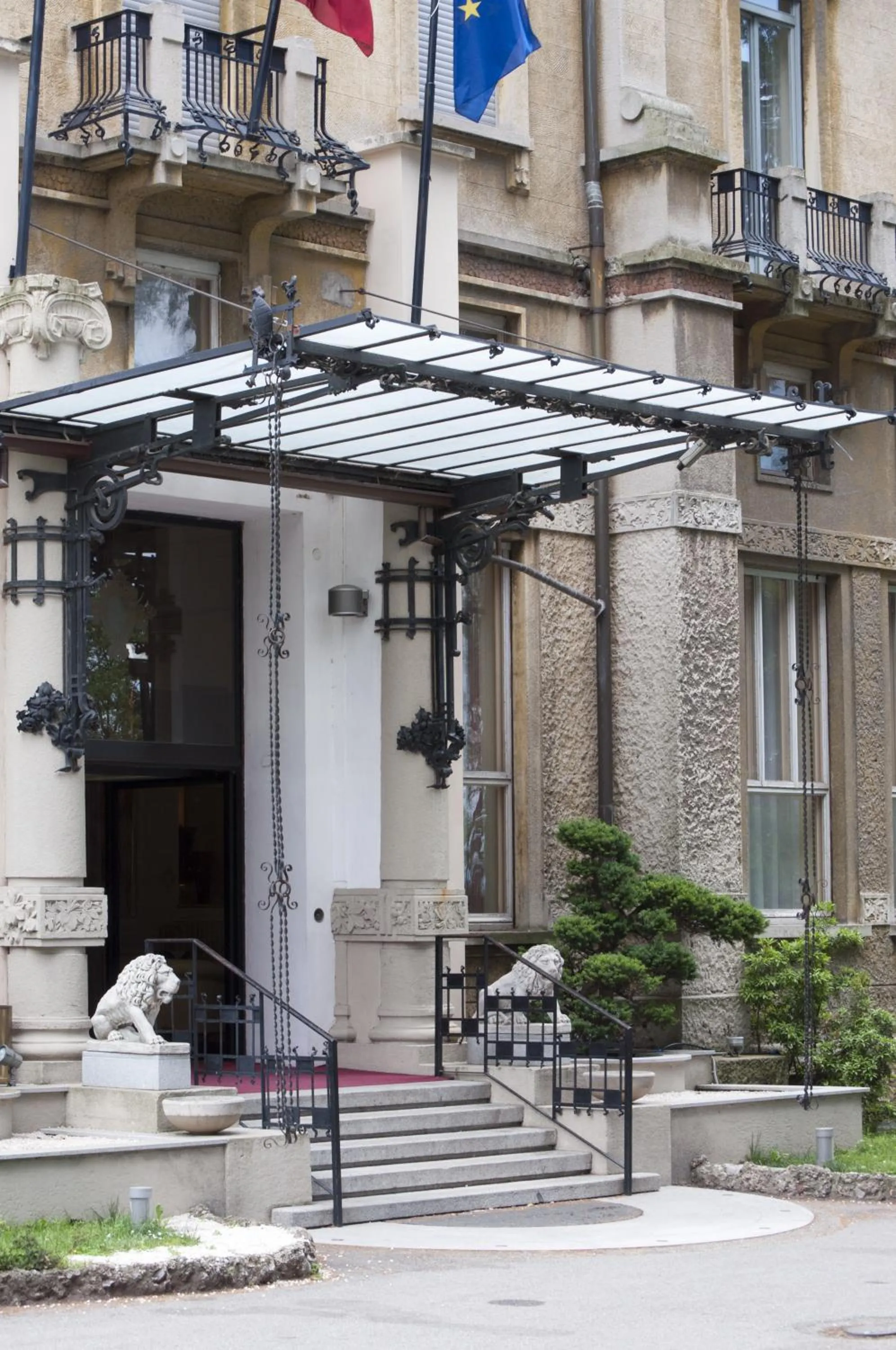 Facade/entrance in Palace Grand Hotel Varese