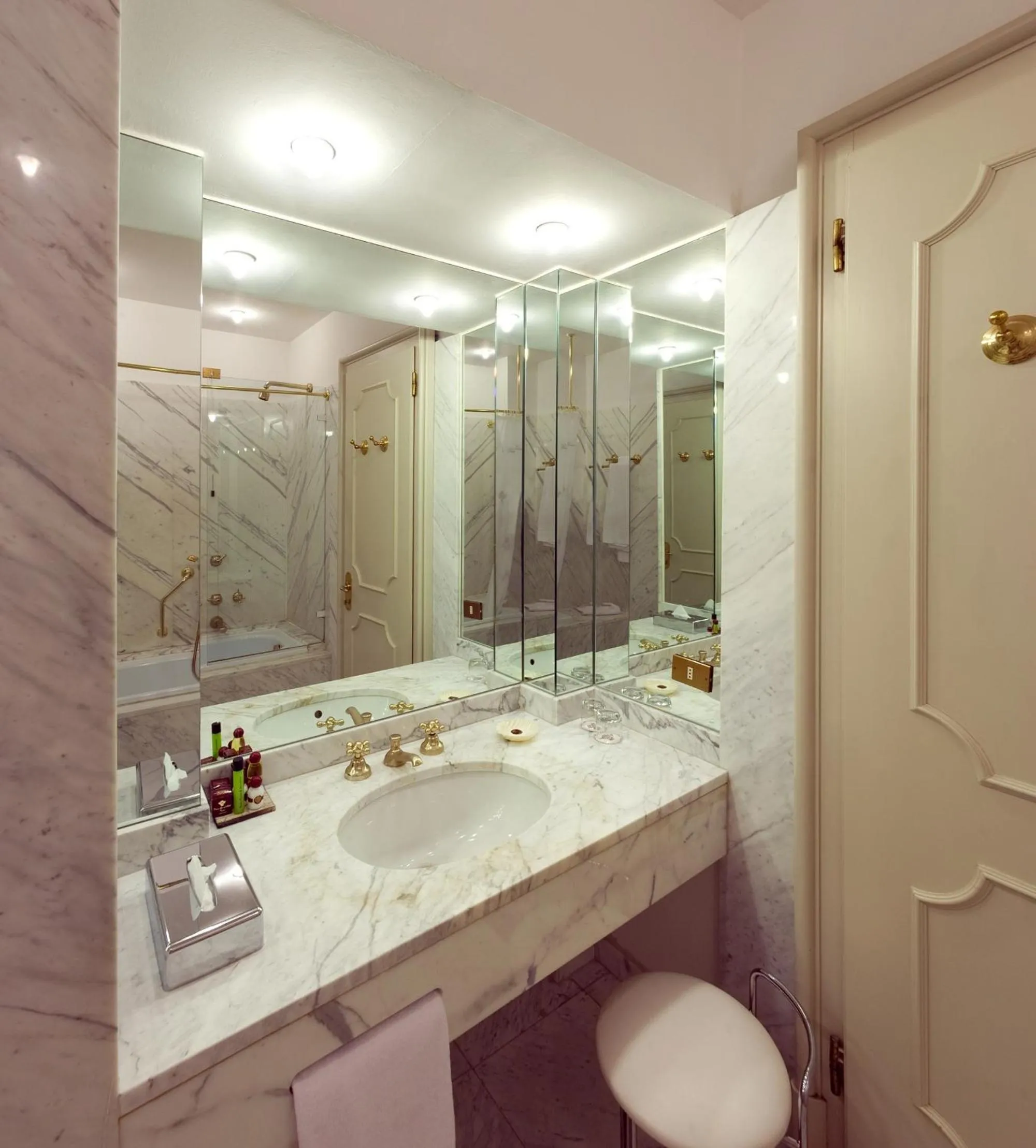 Toilet in Palace Grand Hotel Varese